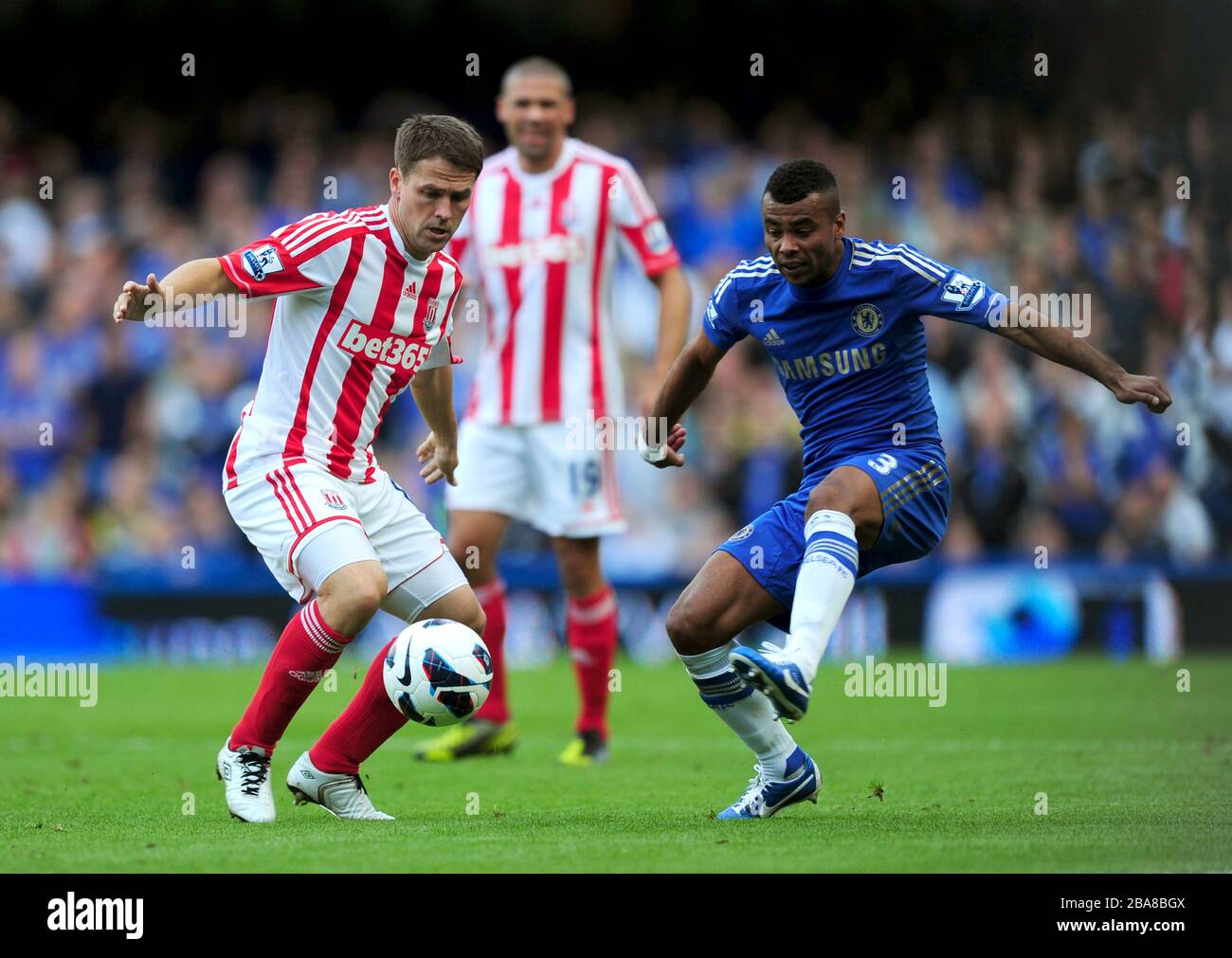 Michael Owen (links) von Stoke City und Ashley Cole von Chelsea kämpfen um den Ball Stockfoto