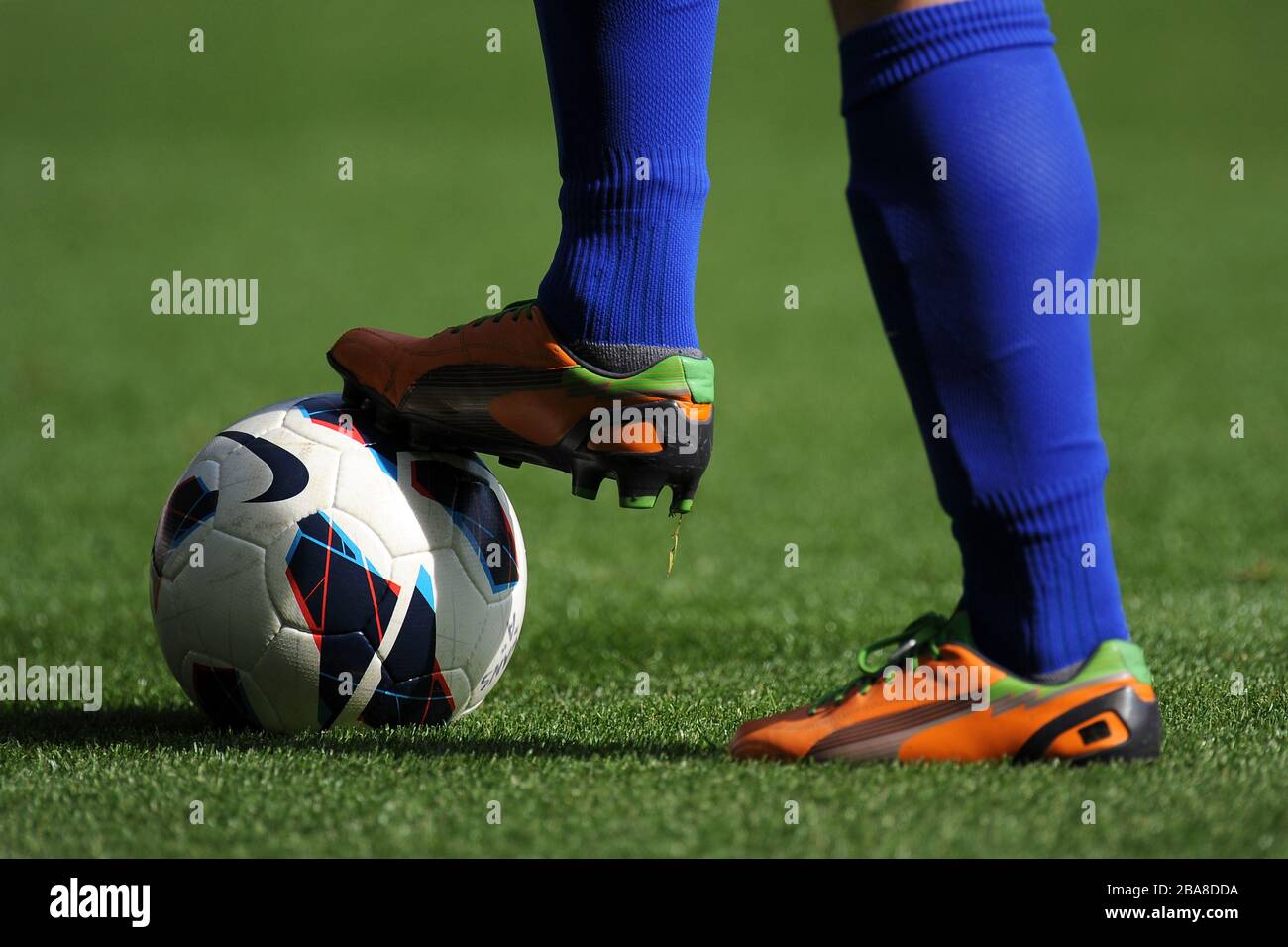 Allgemeine Ansicht eines Everton-Spielers mit einem Fußball zu seinen Füßen Stockfoto