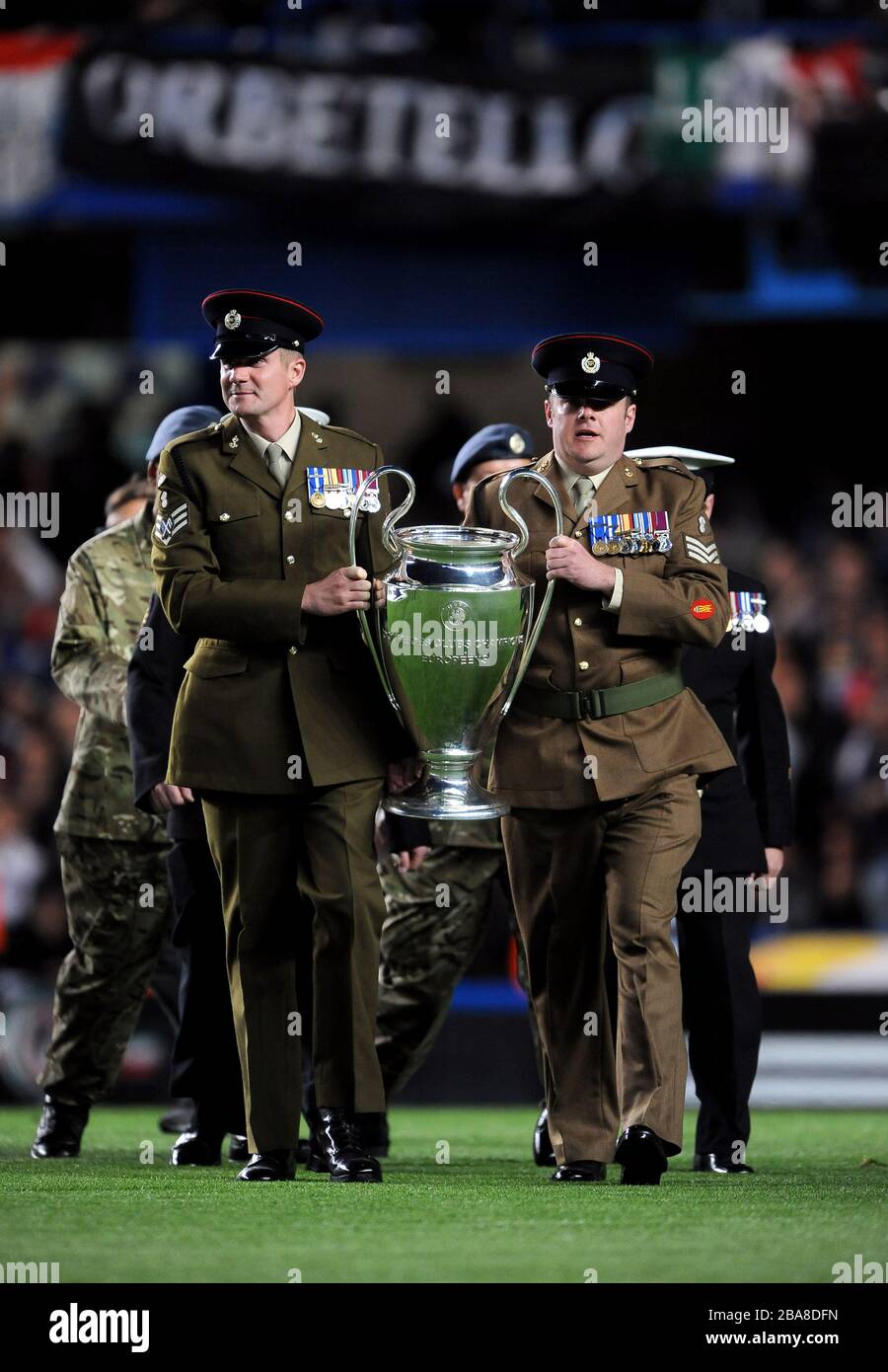 Der Champions-League-Pokal wird vor dem Spiel ausgetragen Stockfoto