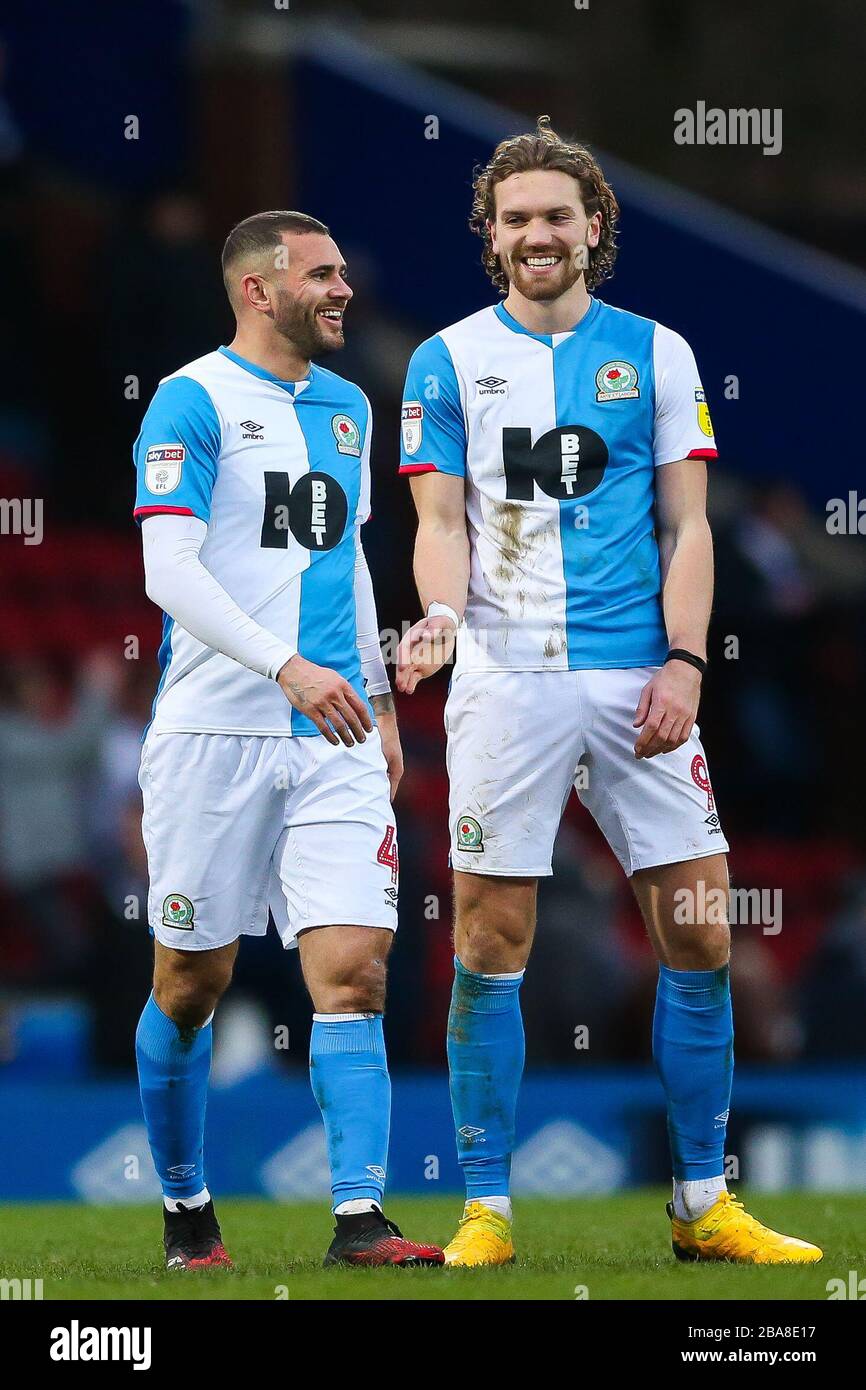 Bradley Johnson von Blackburn Rovers feiert mit dem anderen Torjäger Sam Gallagher während des Sky Bet Championship Matches im Ewood Park das Scoring Stockfoto