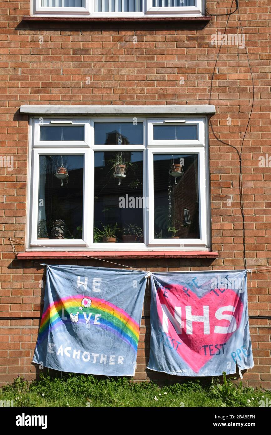 Pro NHS-Banner außerhalb des Gehäuses in Norwich am 4. Tag der Coronavirus Pandemie-Sperre, Großbritannien März 2020 Stockfoto