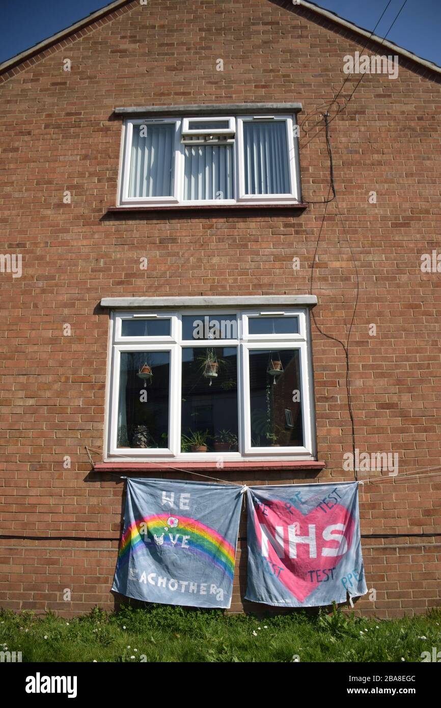 Pro NHS-Banner außerhalb des Gehäuses in Norwich am 4. Tag der Coronavirus Pandemie-Sperre, Großbritannien März 2020 Stockfoto