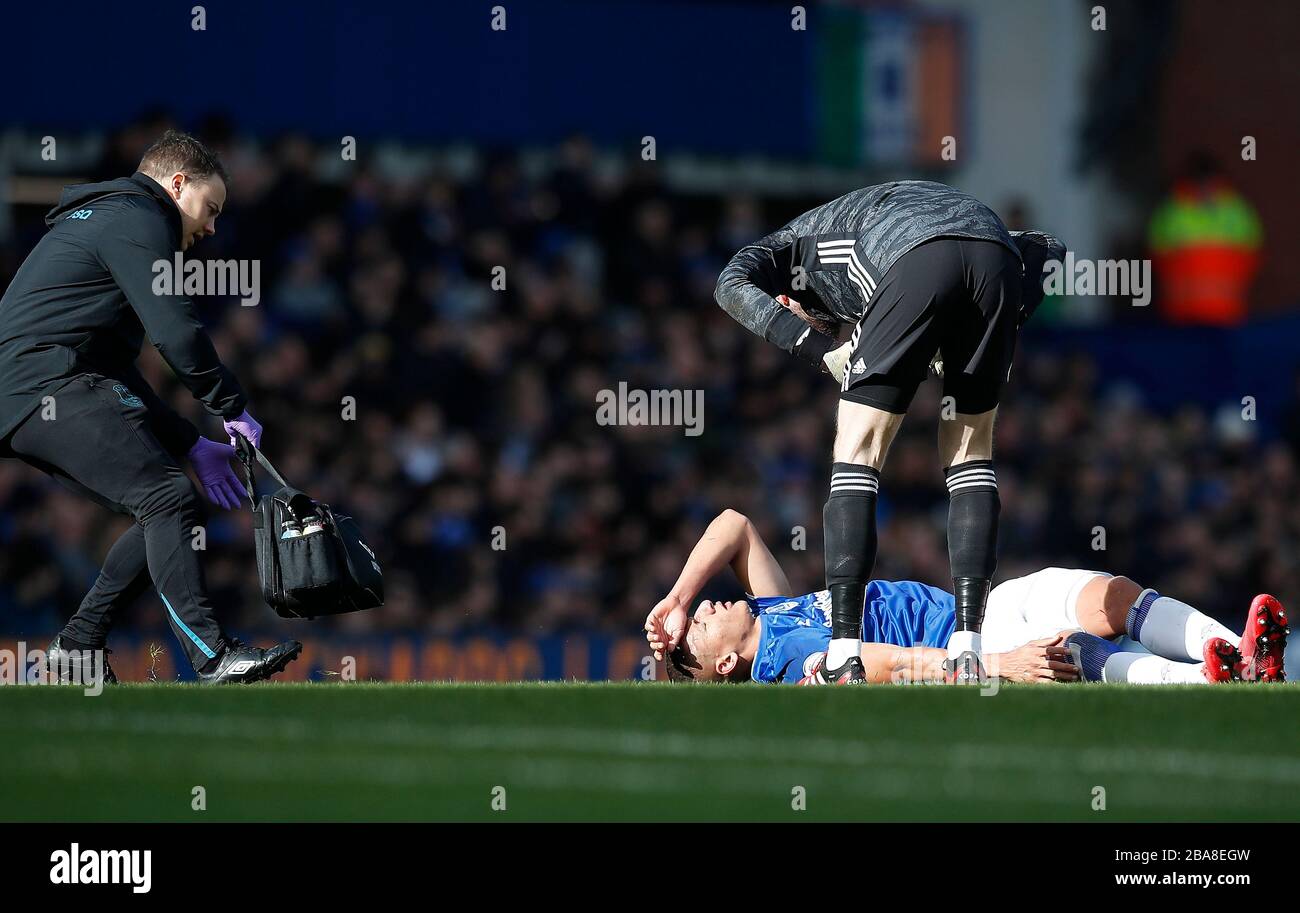 Evertons Richarlison liegt verletzt auf dem Spielfeld Stockfoto