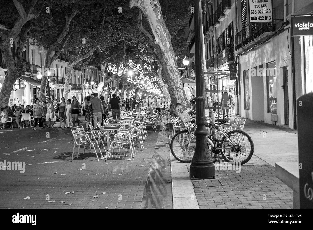 Nachtleben im Stadtzentrum von Denia mit Geschäften und Restaurants Stockfoto