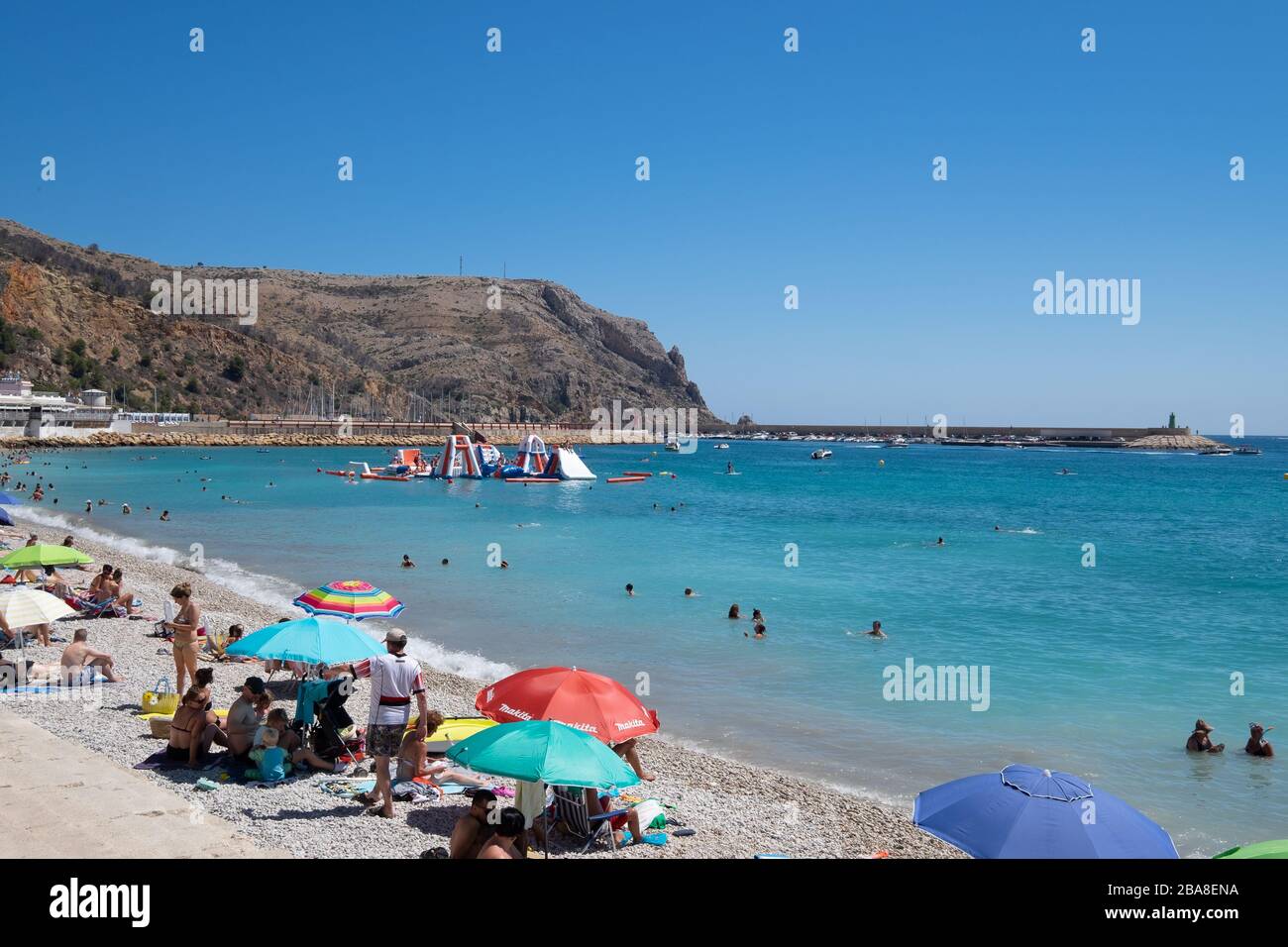 Strandleben und Sonnenschirme in Javea Costa Blanca Spanien Stockfoto