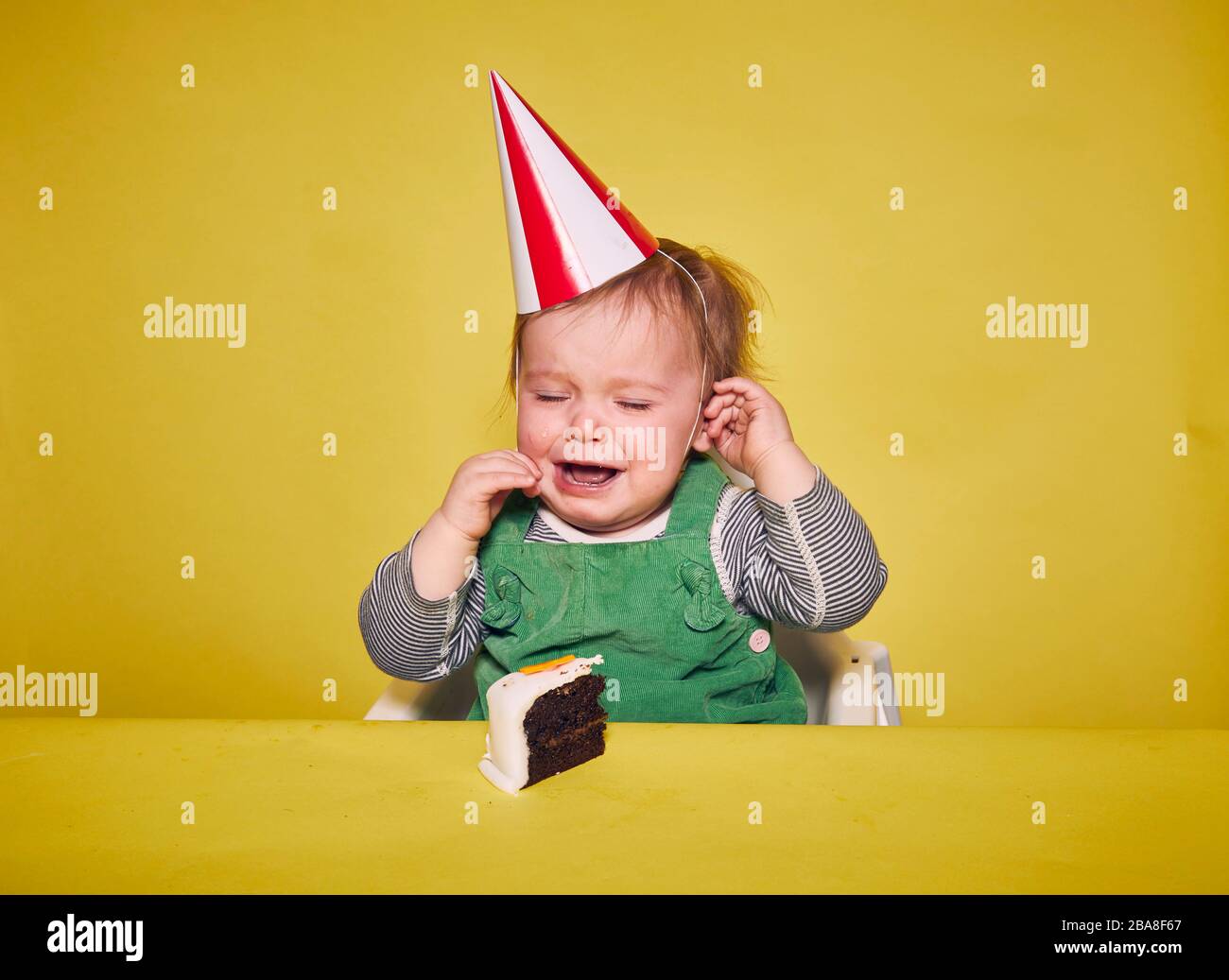 Ein einjähriges Baby genießt ihre Geburtstagsfeiern. Stockfoto