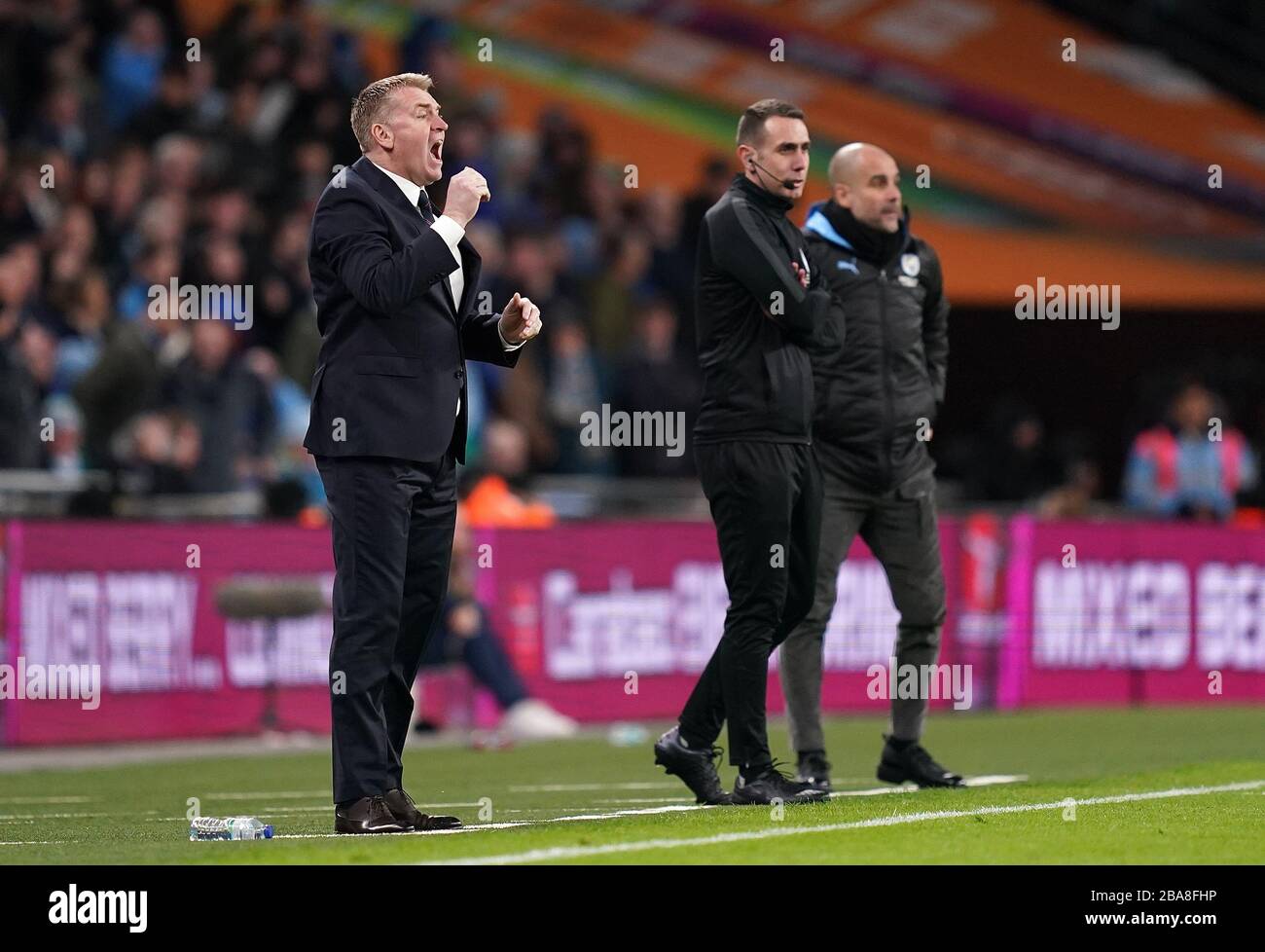 Aston Villa Manager Dean Smith auf der Touchline Stockfoto