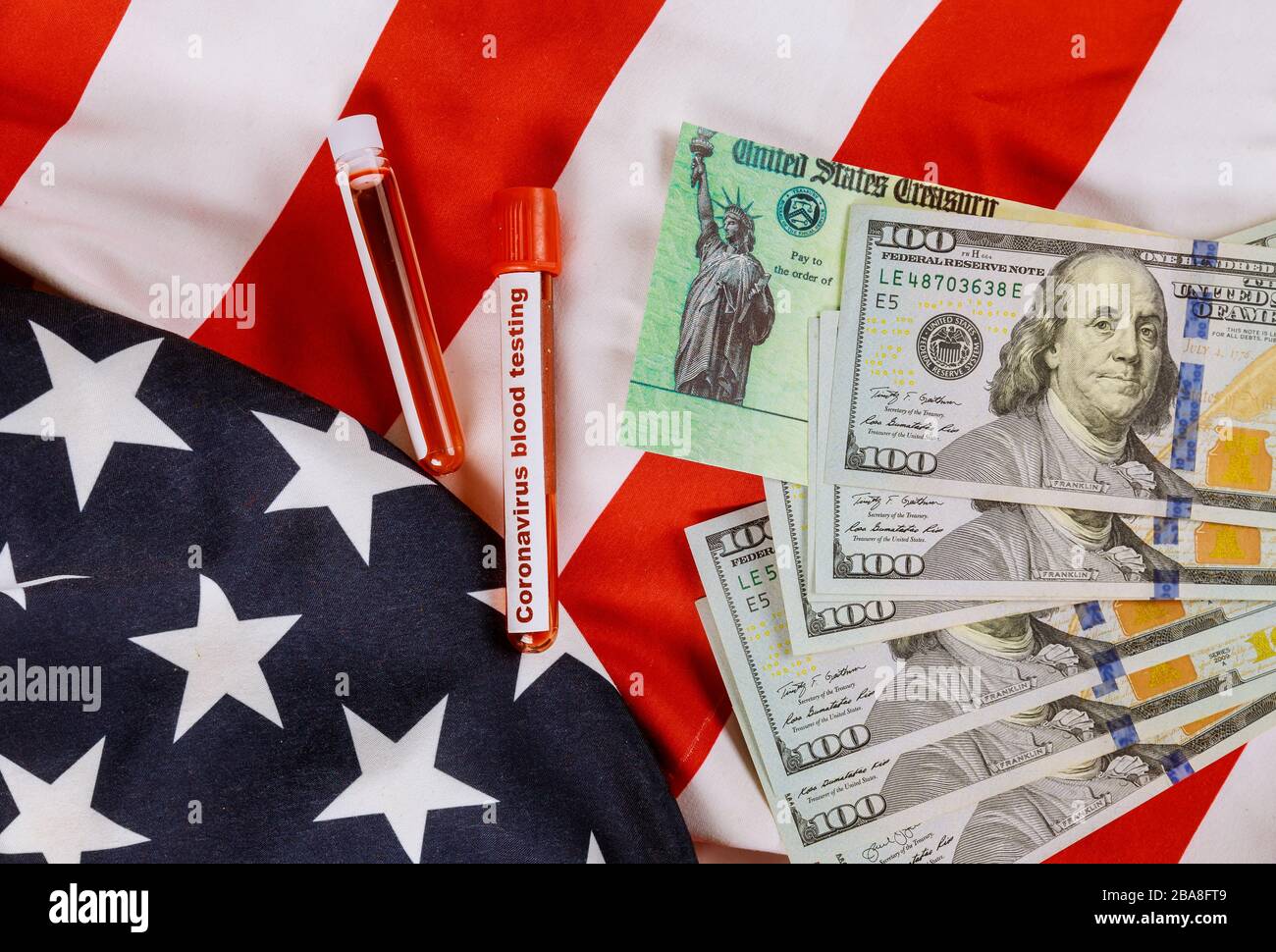 Global Pandemie Covid 19 Lockdown Coronavirus Finanzhilfepaket senatsanreiz Einzelkontrollen US-Dollar Geldbanknote auf amerikanischer Flagge Stockfoto