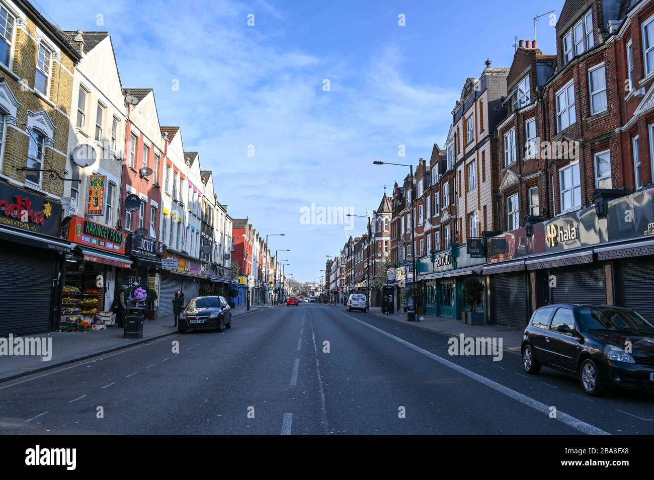Green Lanes, North London, ein geschäftig besetztes Einkaufsviertel ist heute aufgrund der "Tay-Home"-Politik des Coronavirus, Cover-19-Pandemie, nahezu menschenleer. Stockfoto