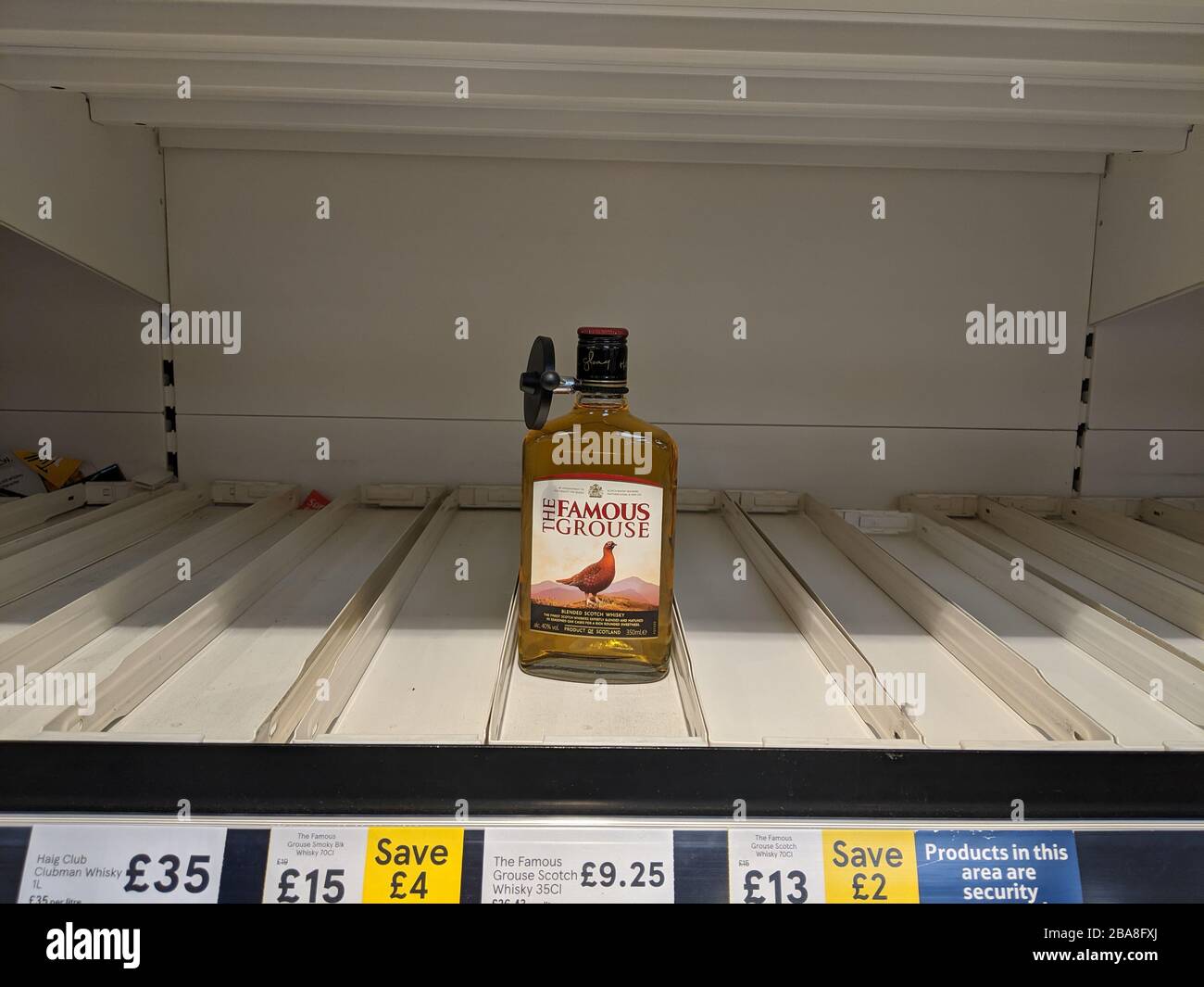 Neben Pasta, toilettenpapier und Tomaten aus Dosen haben Kunden viel Alkohol gekauft, um die langen Sperrungen zu sehen. Stockfoto