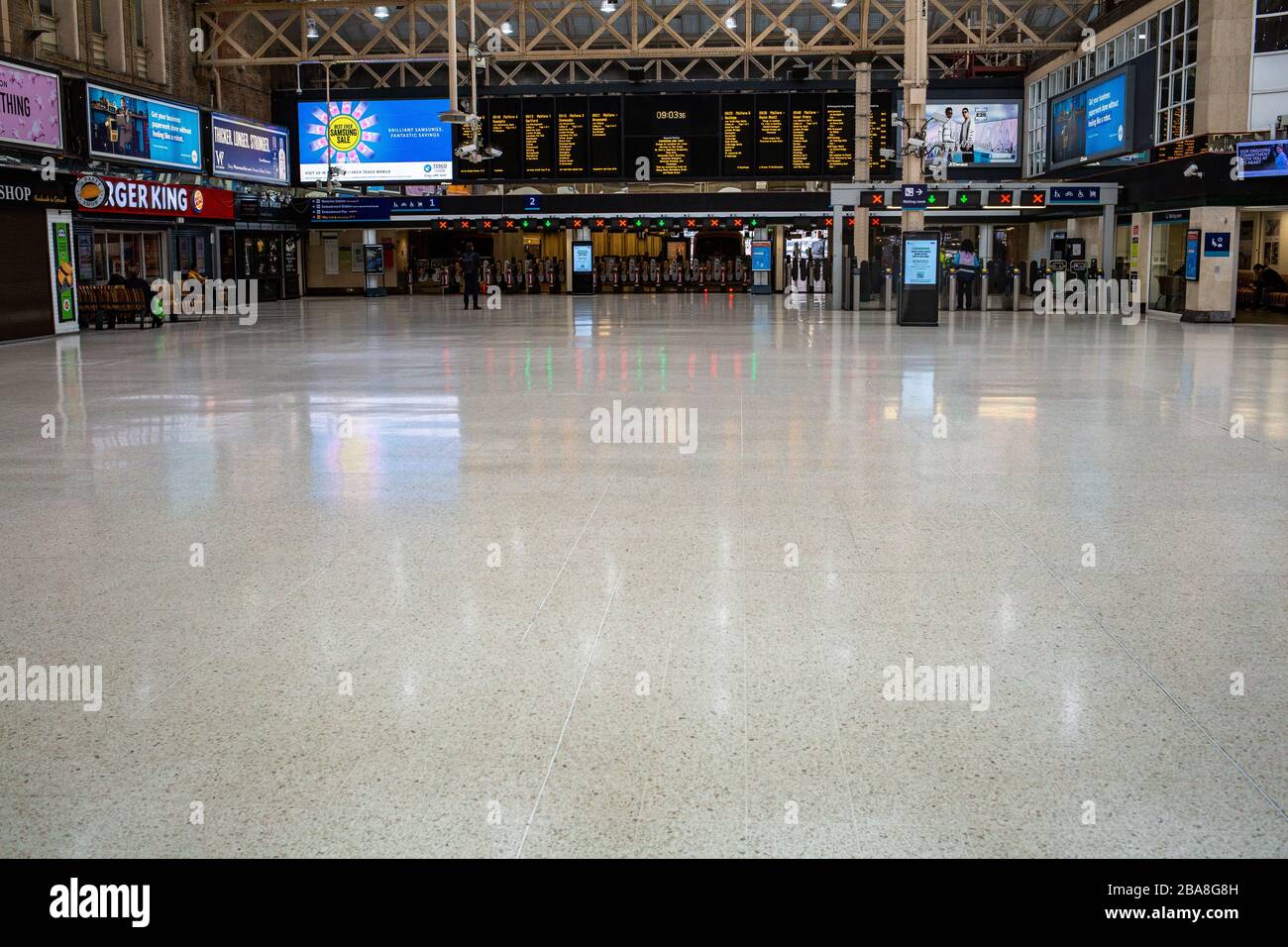 Bahnhof Charing Cross. Einige Teile des Londoner Stadtzentrums werden manchmal ungewöhnlich ruhig gelassen, da man die soziale Distanzierung überlegt Stockfoto