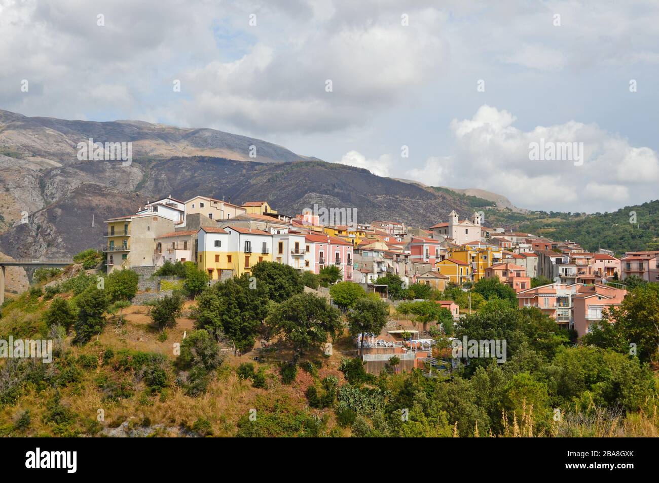 Panoramablick auf San Nicola Arcella, ein altes Dorf in Kalabrien Stockfoto