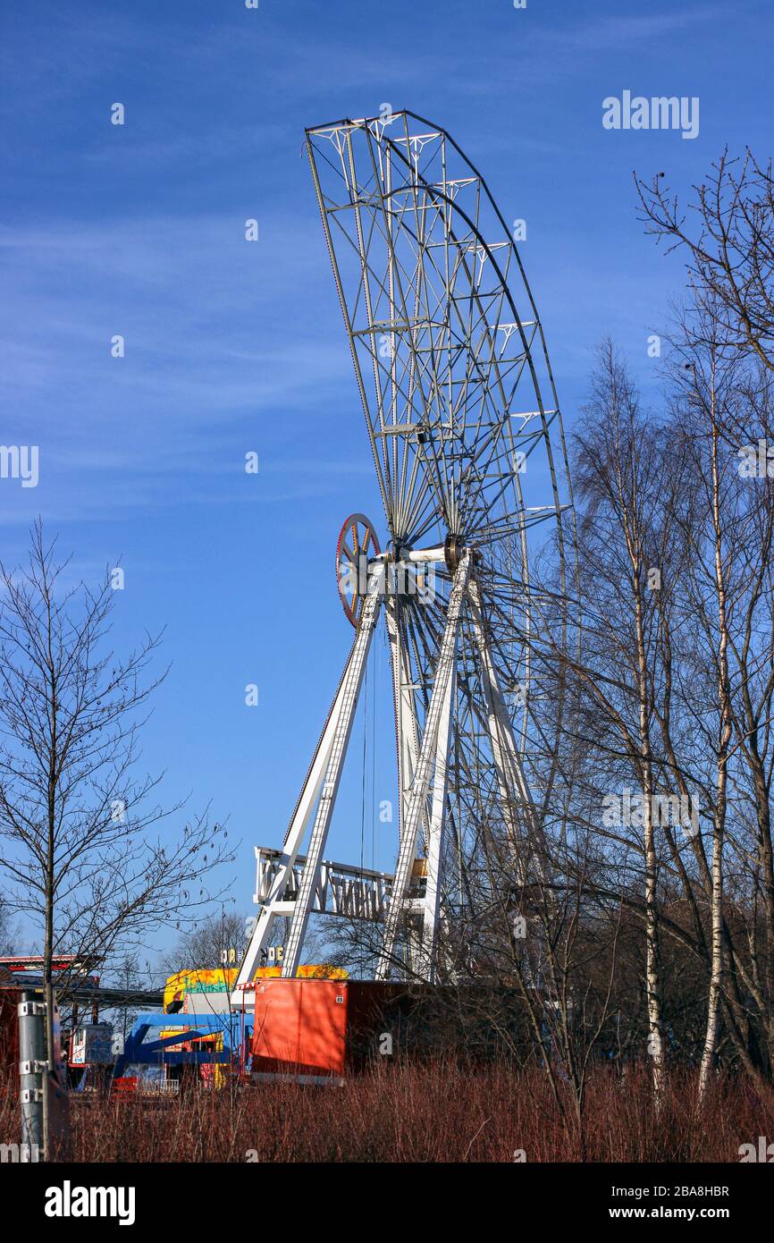 Das ferris Rad von Travelling Funfair wird gerade gebaut Stockfoto
