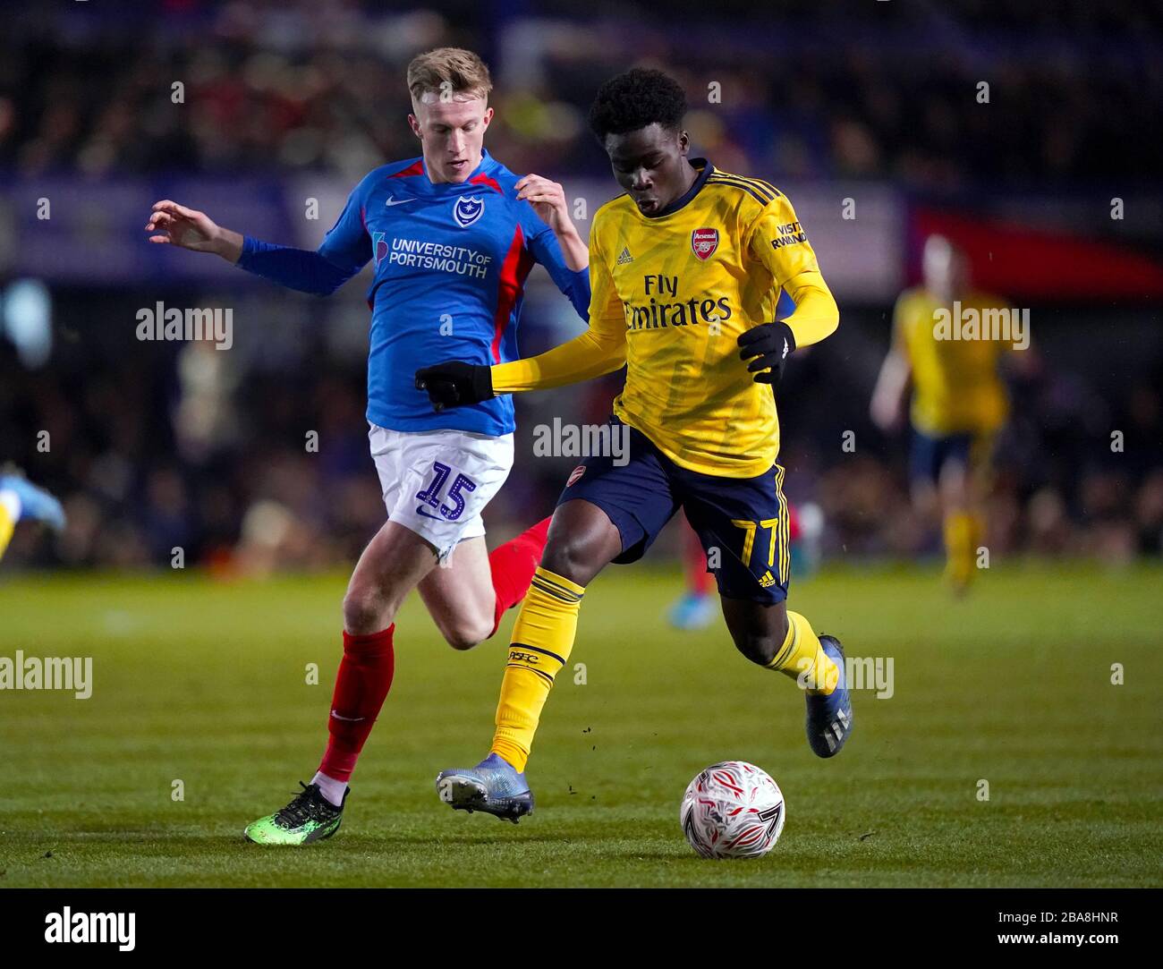 Portsmouth Ross McCrorie (links) und Arsenals Bukayo Saka kämpfen um den Ball Stockfoto