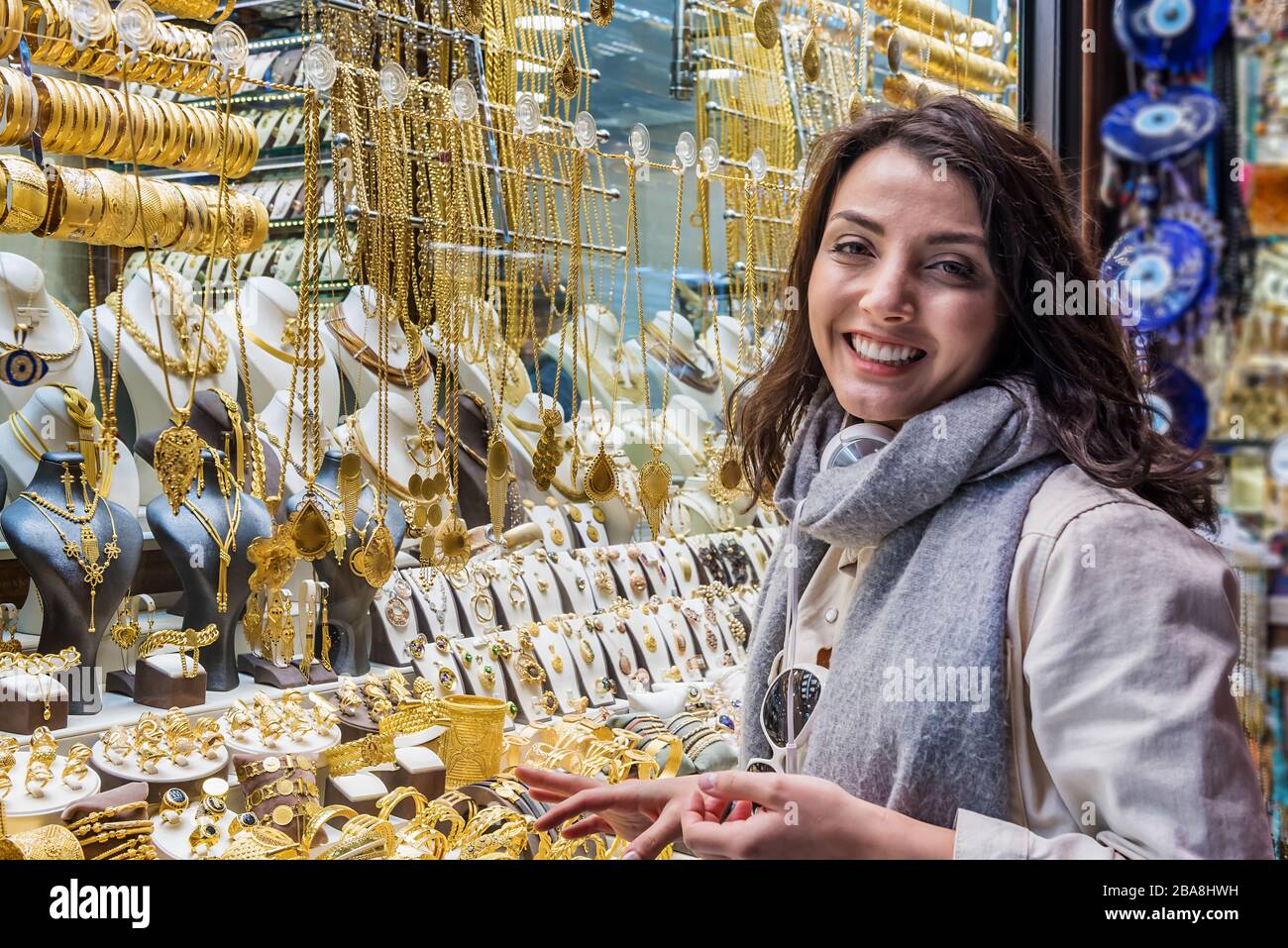 Schöne Frau in modischer moderner Kleidung sieht in Gold Juweliergeschäft Stall Store in Grand Bazaar, Istanbul, Türkei.modern Frauen Lifestyle oder Reisen Stockfoto