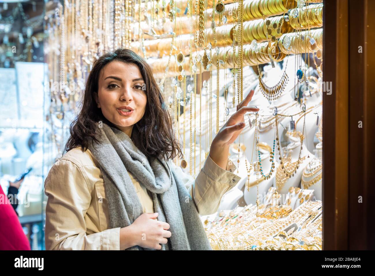 Schöne Frau in modischer moderner Kleidung sieht in Gold Juweliergeschäft Stall Store in Grand Bazaar, Istanbul, Türkei.modern Frauen Lifestyle oder Reisen Stockfoto