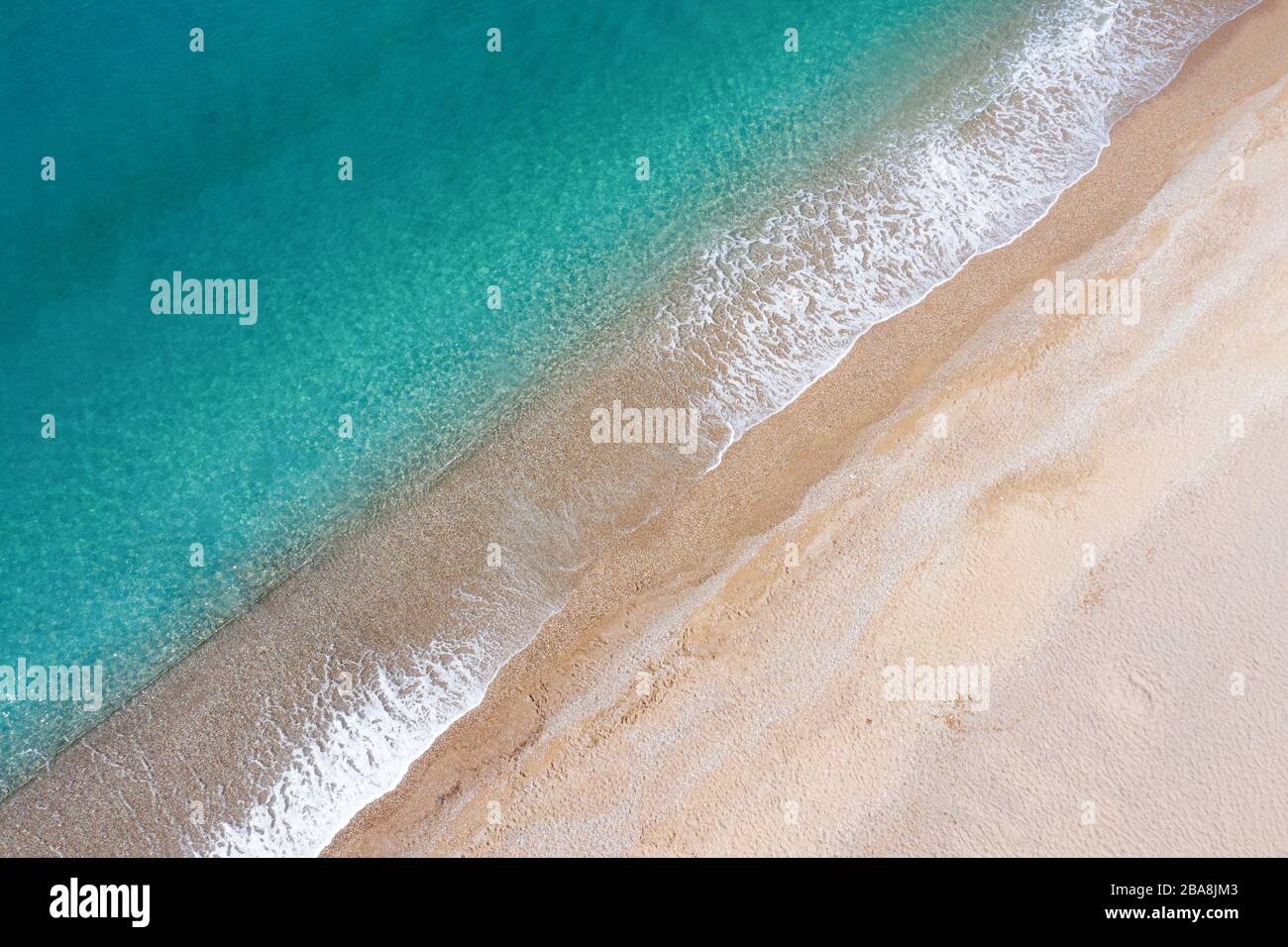 Luftbild des türkisfarbenen Wellen im Meer und Sandstrand, Türkei, Antalya Stockfoto Luftbild des türkisfarbenen Wellen im Meer und Sandstrand, Türkei, Antalya Stockfoto