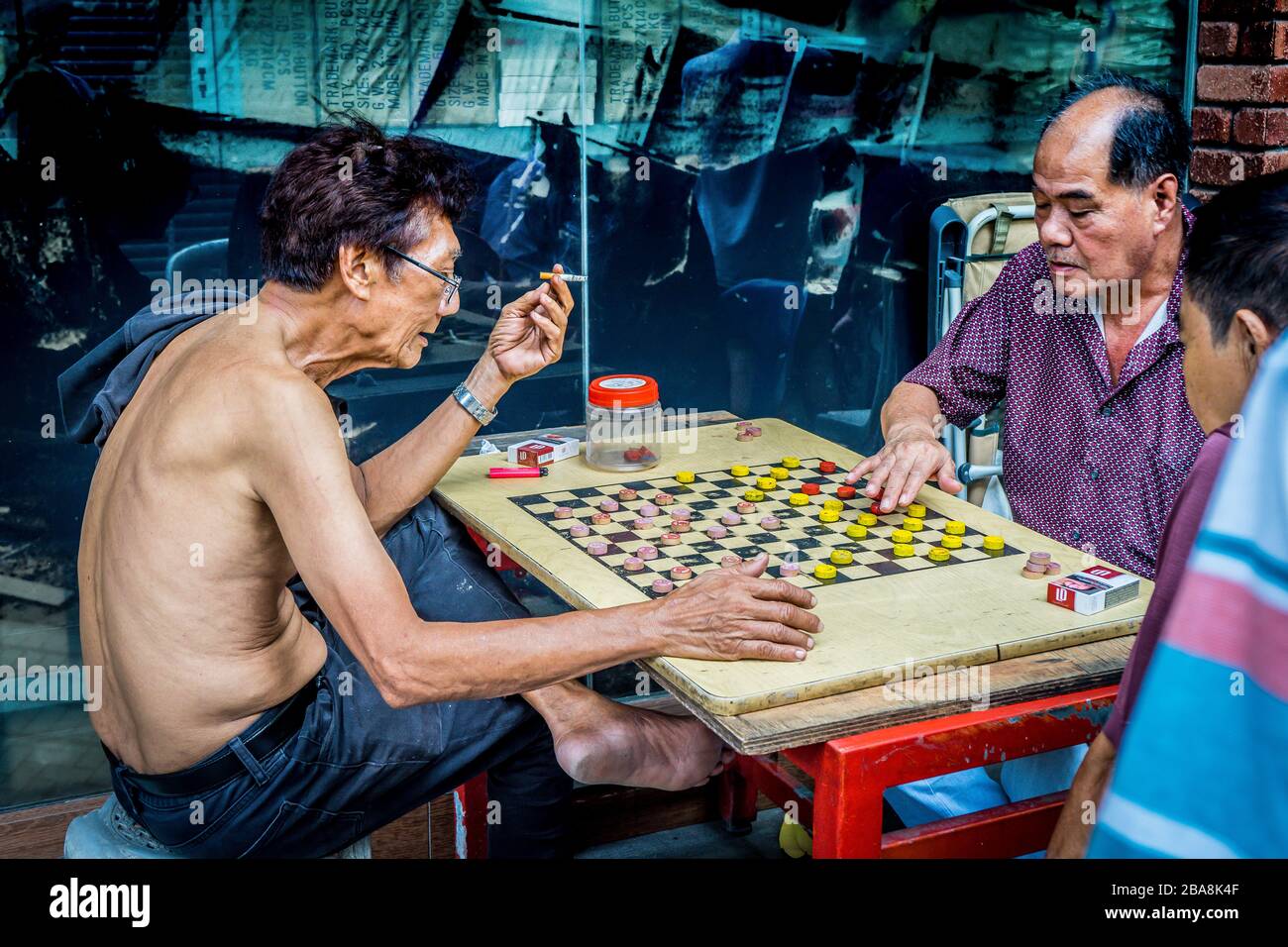 CHINATOWN/SINGAPUR, 28. APR 2018 - das ältere Singapur versammelt sich, um im People's Park Complex chinesisches Schach zu sehen und zu spielen. Stockfoto