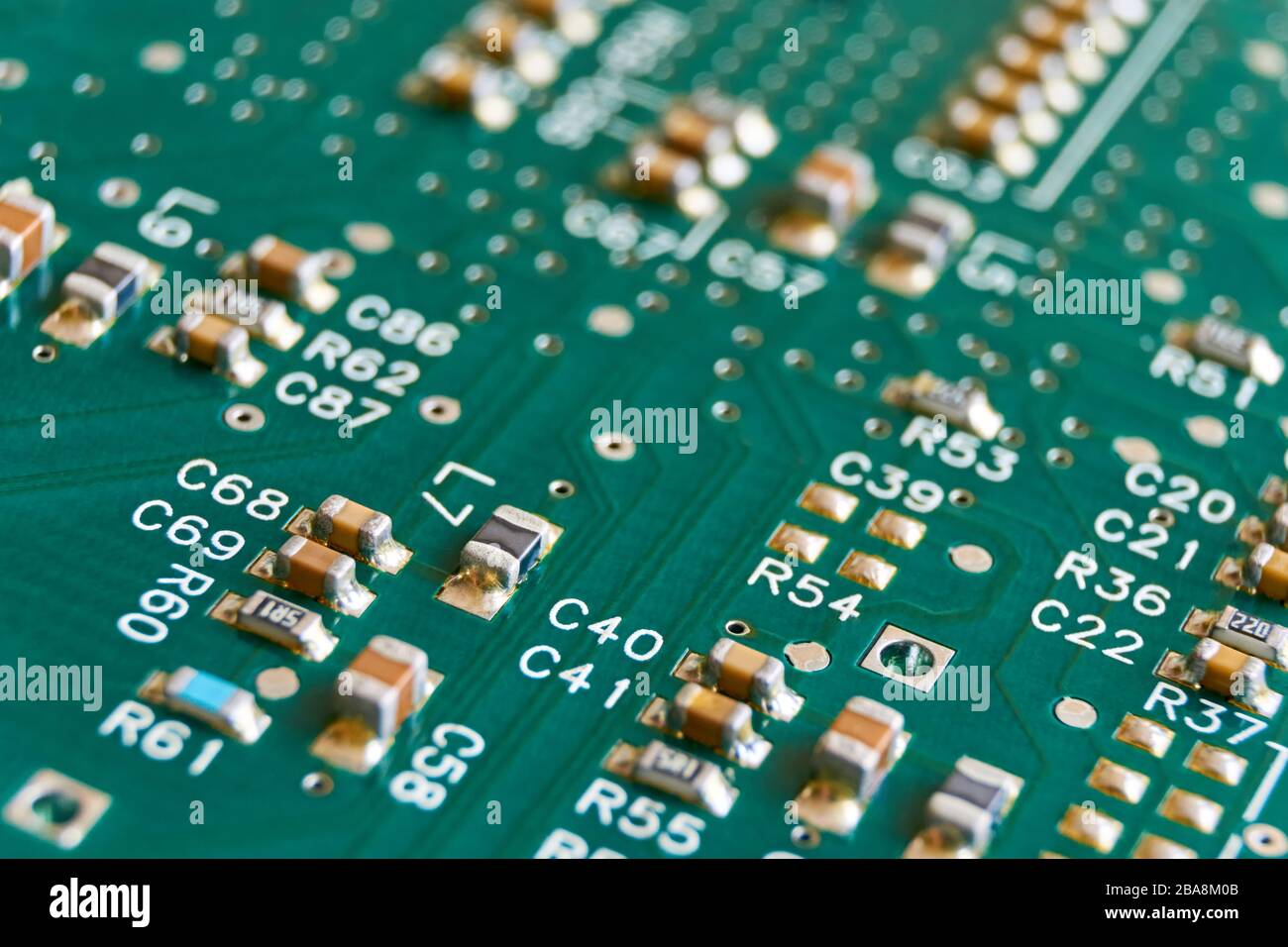Makroaufnahme einer grünen elektronischen Computerplatine mit selektivem Fokus. Stockfoto