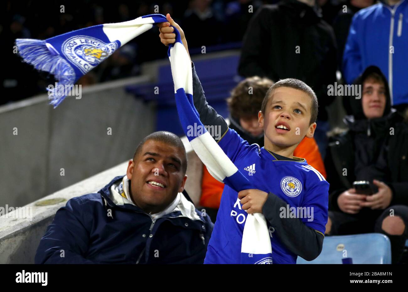 Ein Fan von Leicester City winkt während des Spiels seine Fahne Stockfoto