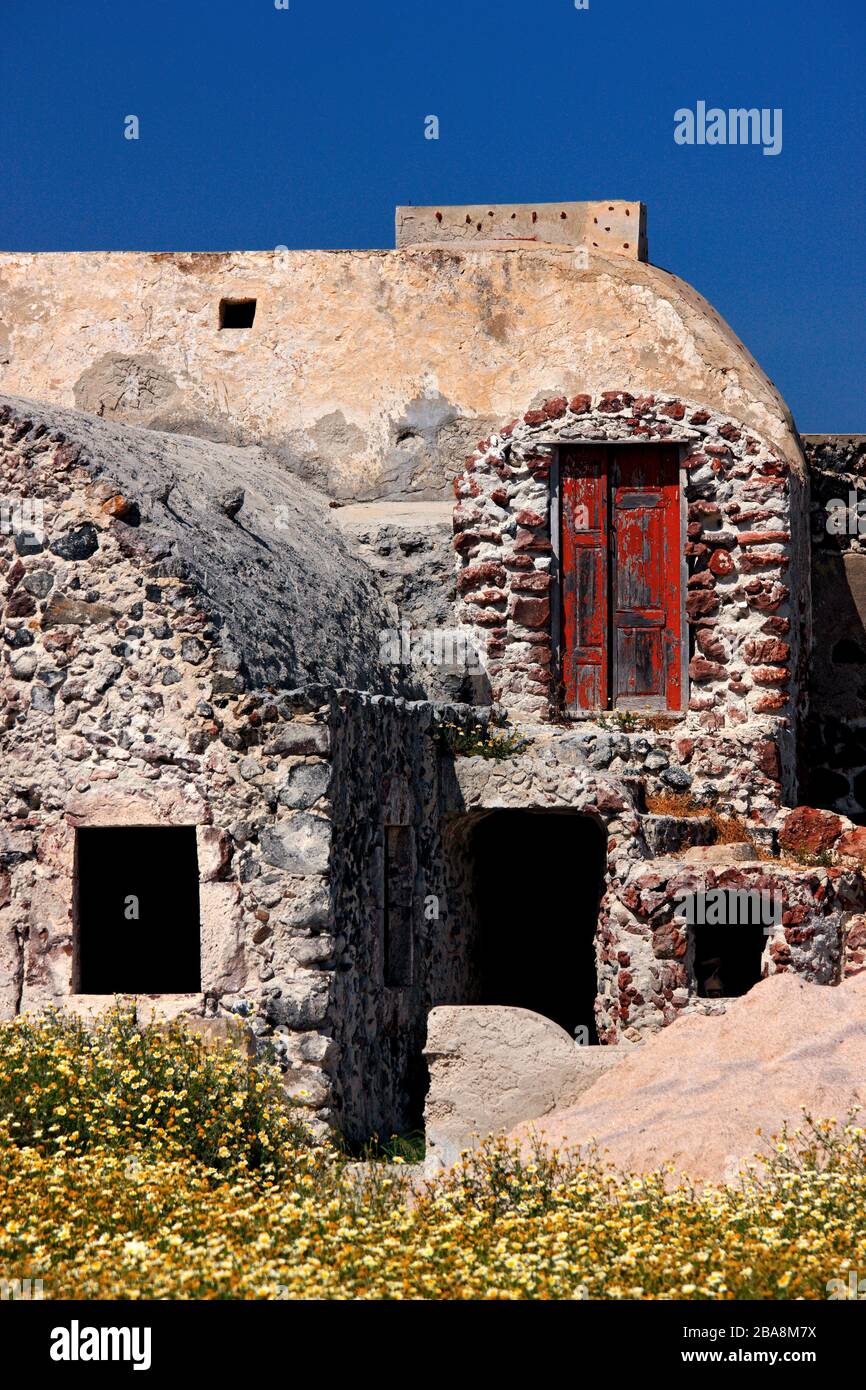 Malerische Ecke im Dorf Foinikia, Insel Santorini, Kykladen, ägeisches Meer, Griechenland. Stockfoto
