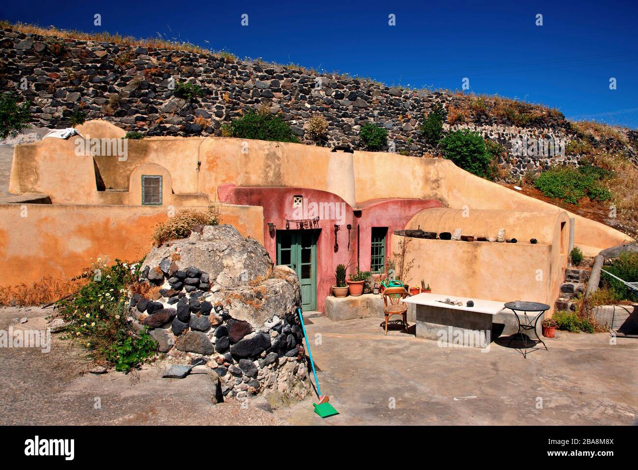 Buntes Dorf Foinikia, Insel Santorini, Kykladen, ägeisches Meer, Griechenland. Stockfoto