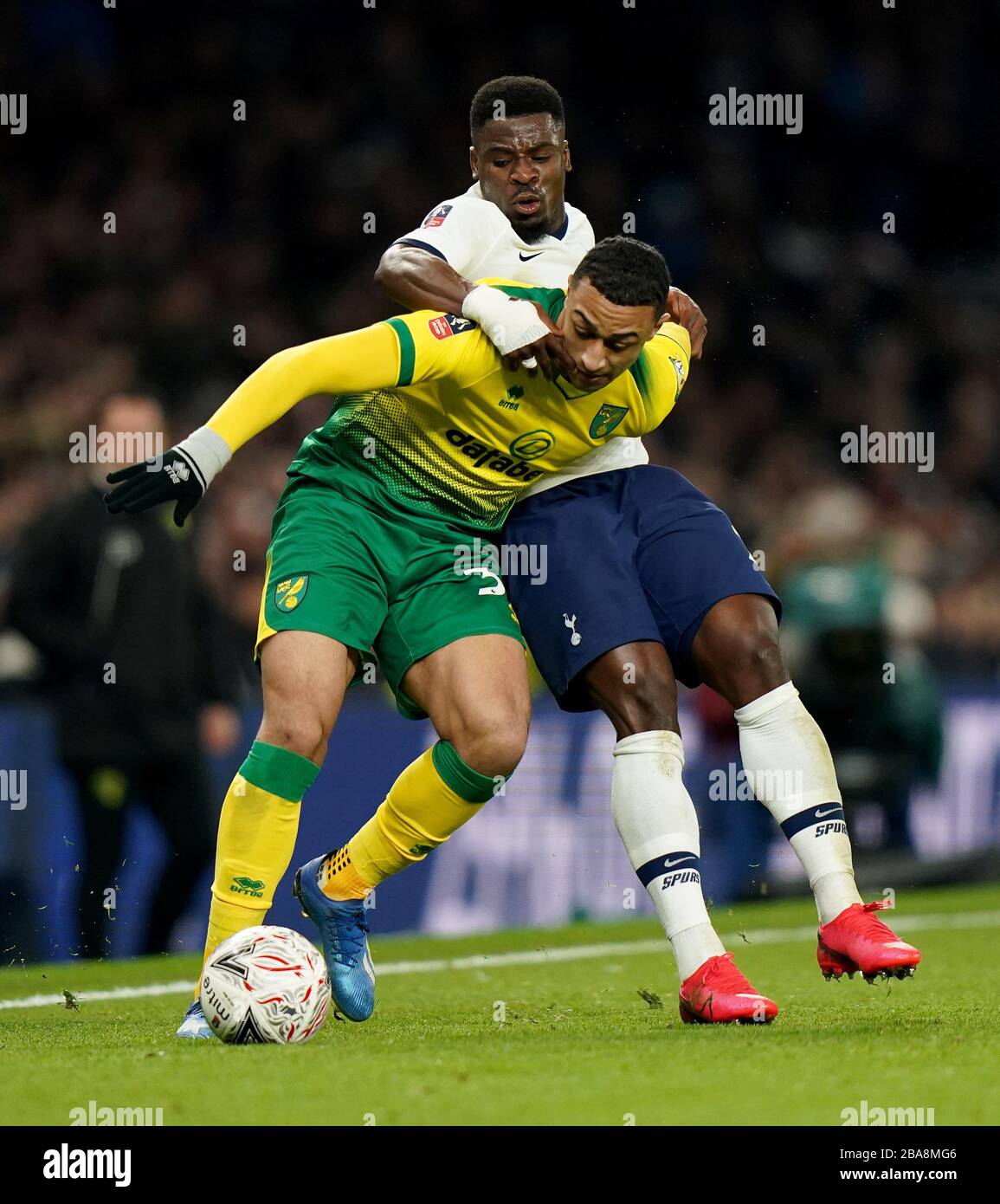 Der Serge Aurier (rechts) von Tottenham Hotspur und Adam Idah von Norwich City kämpfen um den Ball Stockfoto