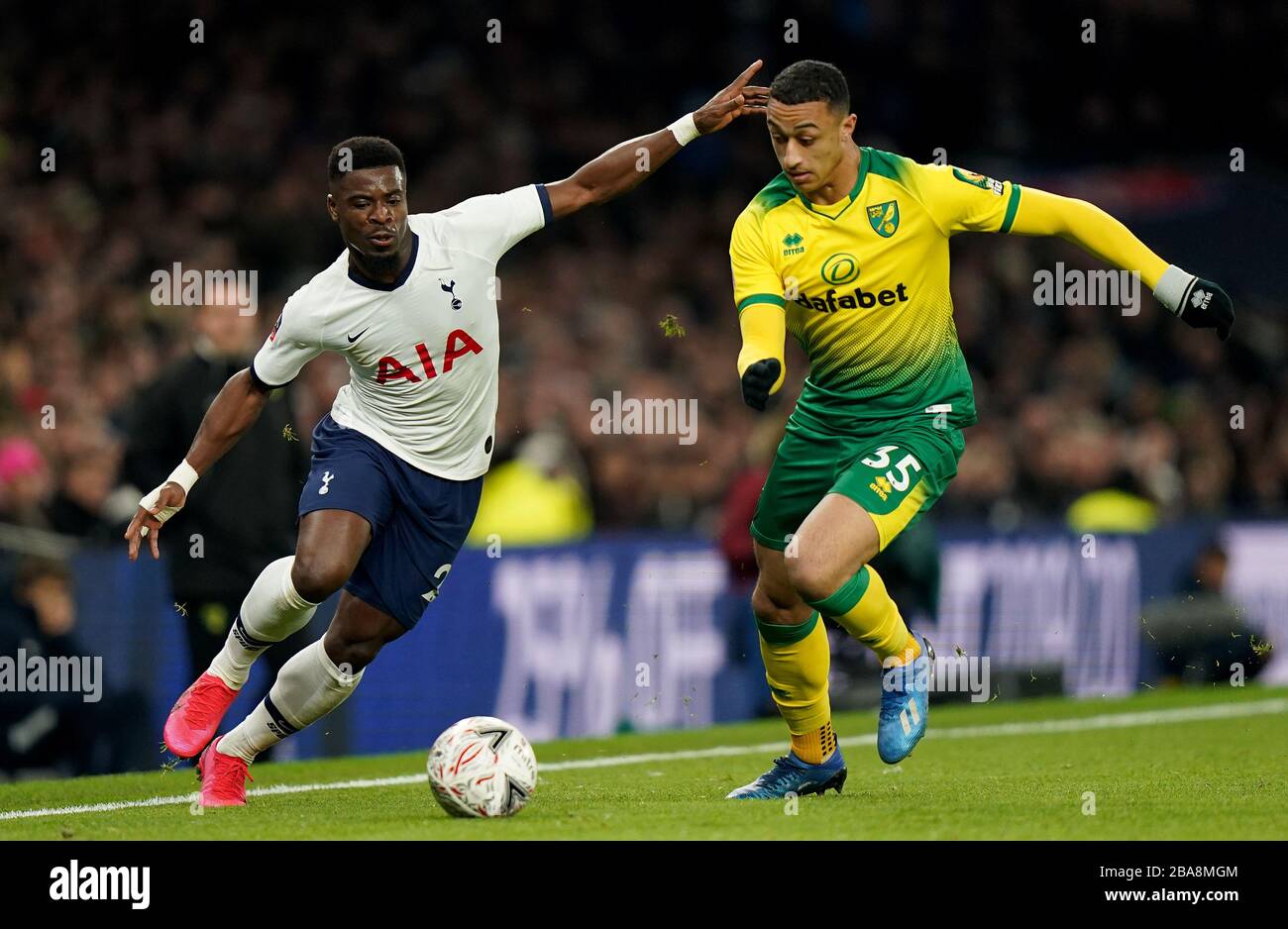 Der Serge Aurier (links) von Tottenham Hotspur und Adam Idah von Norwich City kämpfen um den Ball Stockfoto