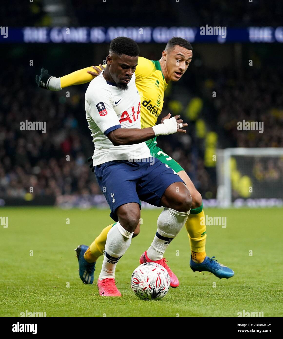 Der Serge Aurier (links) von Tottenham Hotspur und Adam Idah von Norwich City kämpfen um den Ball Stockfoto