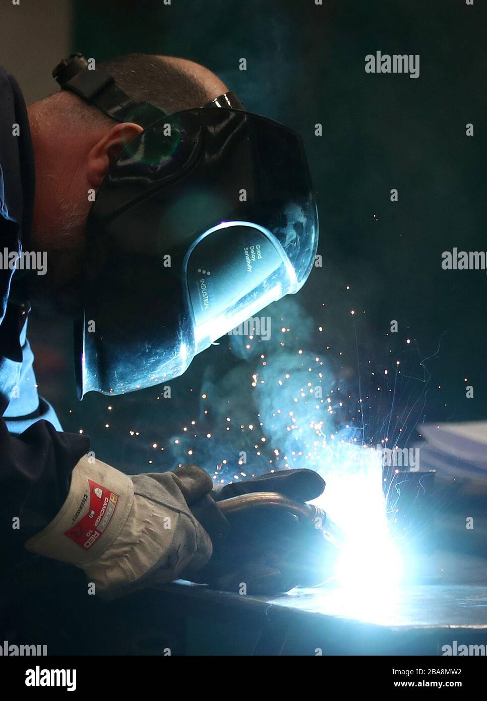 Ein Fachingenieur in einem Workshop in Nottingham, nachdem Premierminister Boris Johnson Großbritannien in Sperrungen versetzt hat, um die Ausbreitung des Coronavirus einzudämmen. Stockfoto