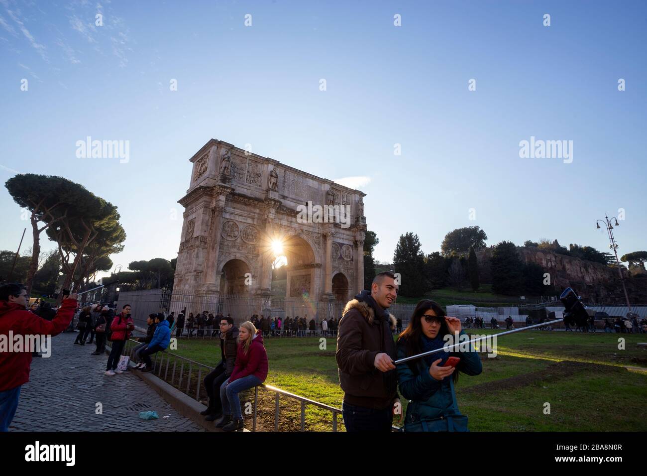 Touristen auf dem Bogen von Constantine in Rom Stockfoto
