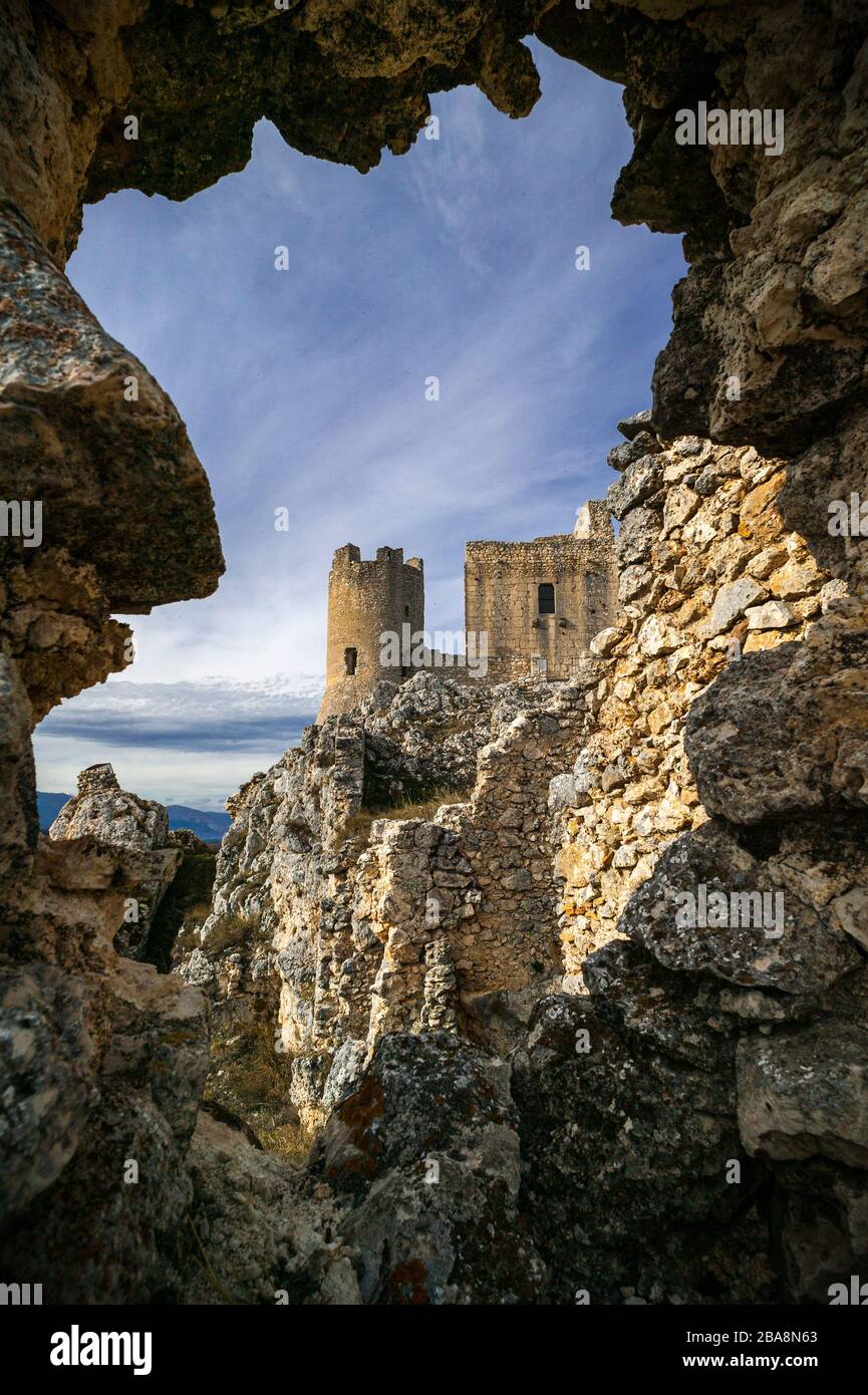 Die Burg von Rocca Calascio von den Ruinen des alten unbewohnten Dorfes aus gesehen. Rocca Calascio, Provinz L'Aquila, Abruzzen, Italien, Europa Stockfoto