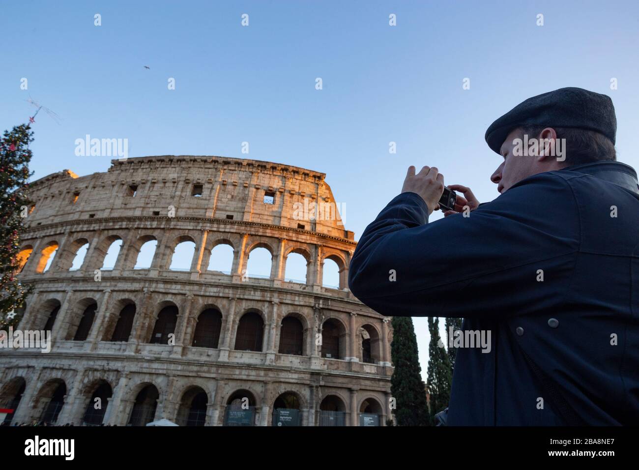 Tourist, der ein Foto vom Kolosseum in Rom gemacht hat Stockfoto