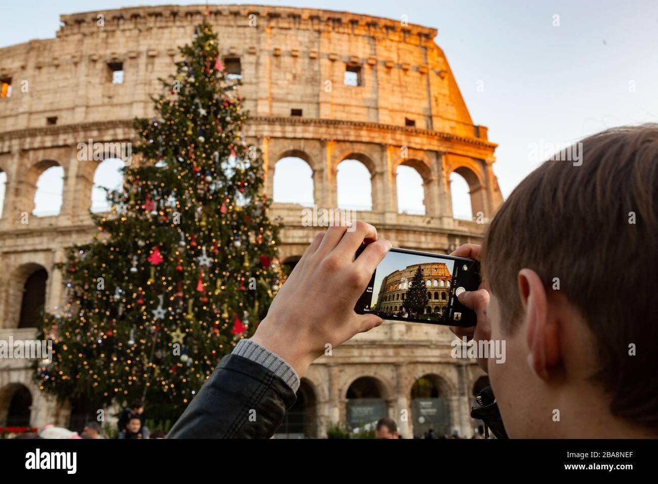 Tourist, der ein Foto vom Kolosseum in Rom gemacht hat Stockfoto