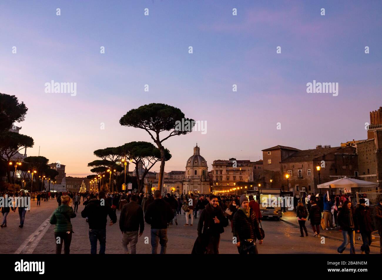 Touristen, die nachts Sehenswürdigkeiten in Rom besuchen Stockfoto