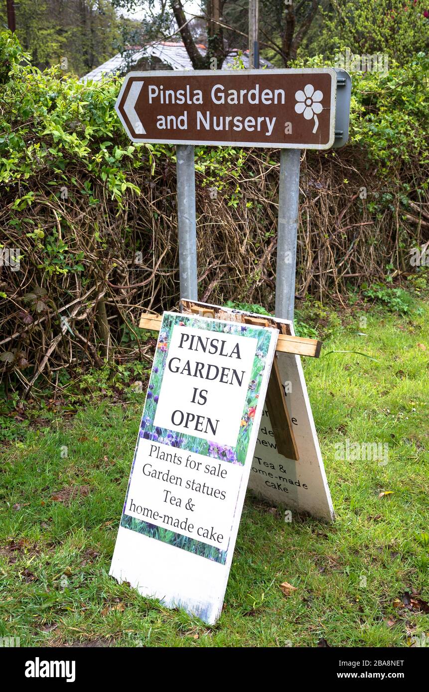 Braune Straßenränder und andere Zeichen zum Wohle der Besucher des Pinsla Garden and Nursery in Cornwall England UK. Jetzt im Ruhestand, öffnen sich die Besitzer für wohltätige Zwecke Stockfoto