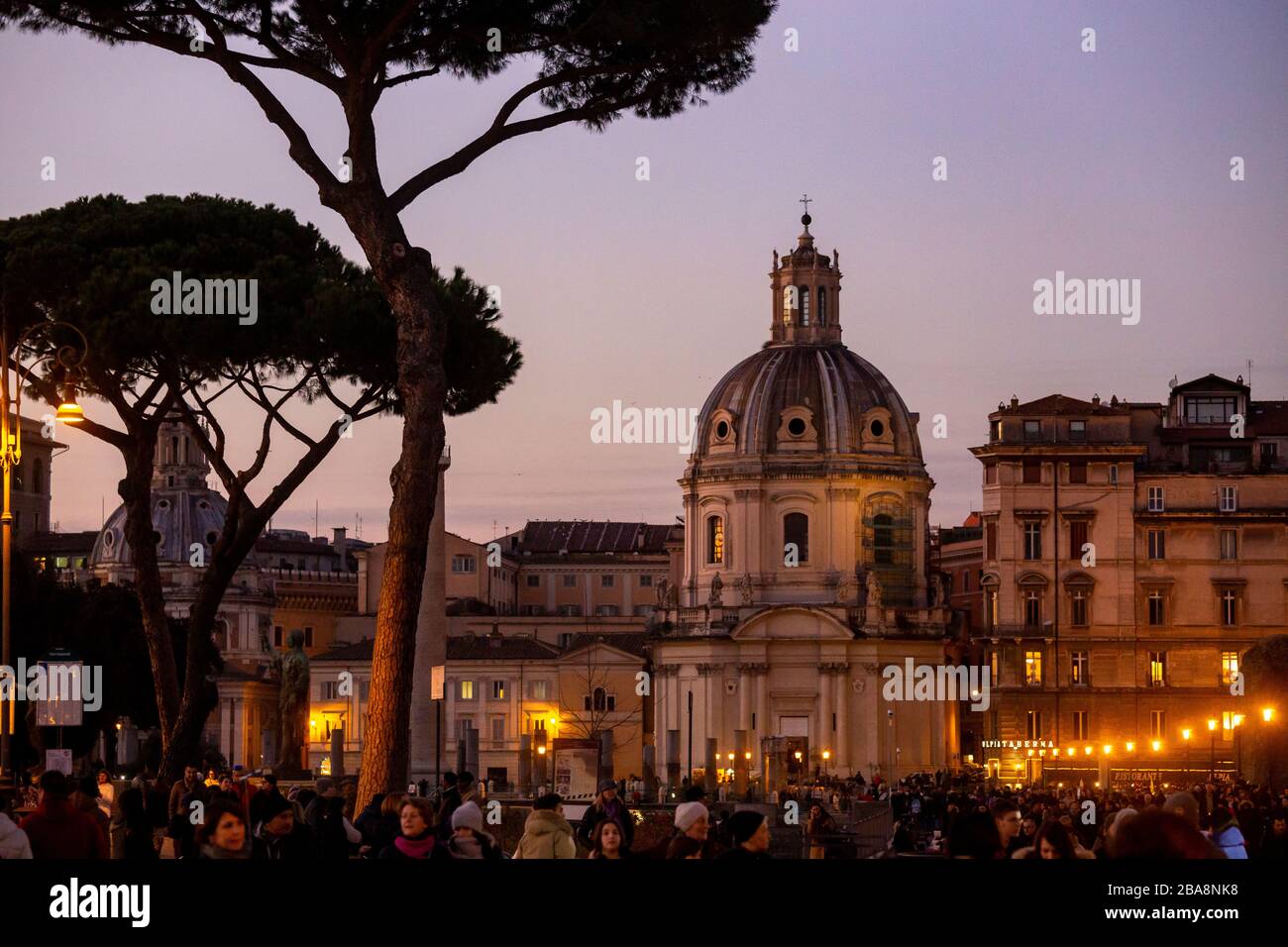 Touristen, die nachts Sehenswürdigkeiten in Rom besuchen Stockfoto