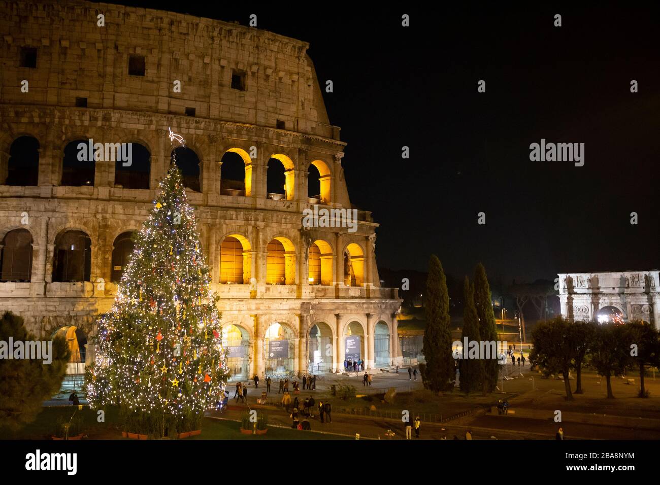 Touristen im Kolosseum in Rom nachts Stockfoto