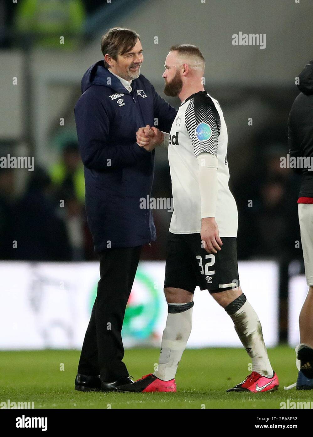 Derby County Manager Phillip Cocu schüttelt nach dem Spiel die Hände mit Wayne Rooney Stockfoto