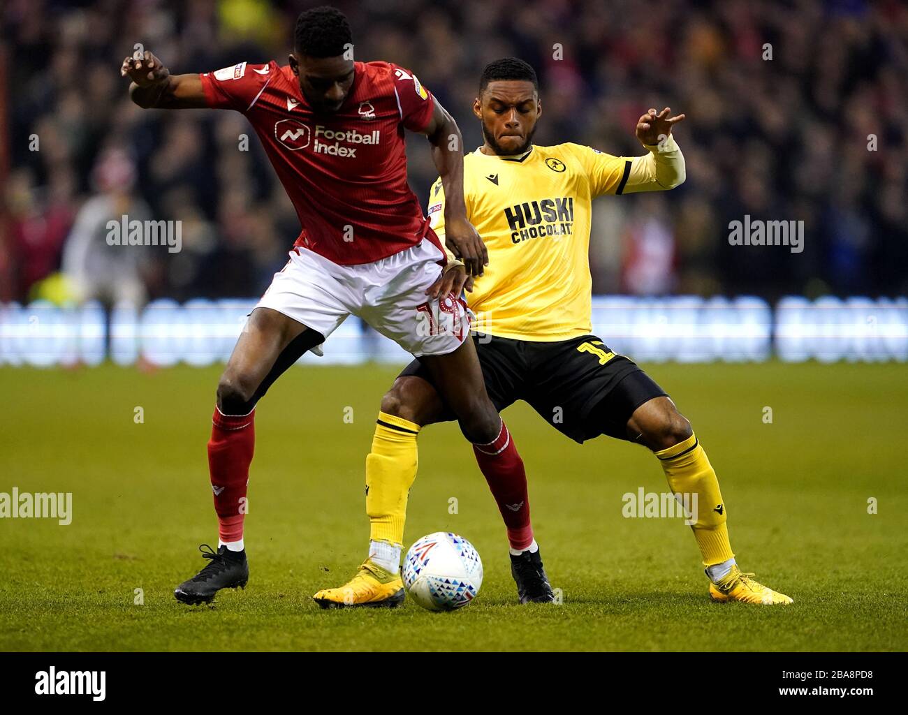 Der Sammy Ameobi von Nottingham Forest kämpft mit Millwalls Mahlon Romeo um den Ball Stockfoto