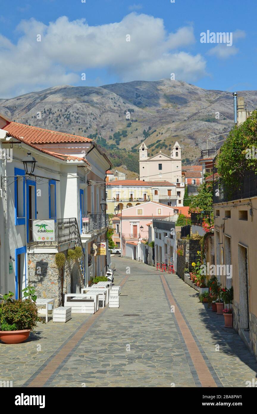 Eine enge Straße zwischen den weißen Häusern von San Nicola Arcella, einem alten Dorf in Kalabrien Stockfoto