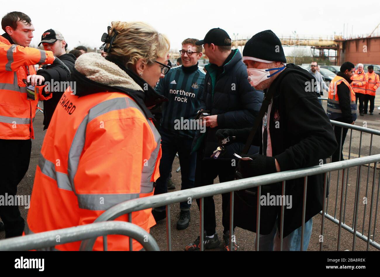 Ein allgemeiner Blick auf einen Anhänger von Newcastle United, der im St. Mary's Stadium ankommt und eine Gesichtsmaske trägt, um sich gegen die Coronavirus Krankheit zu schützen Stockfoto