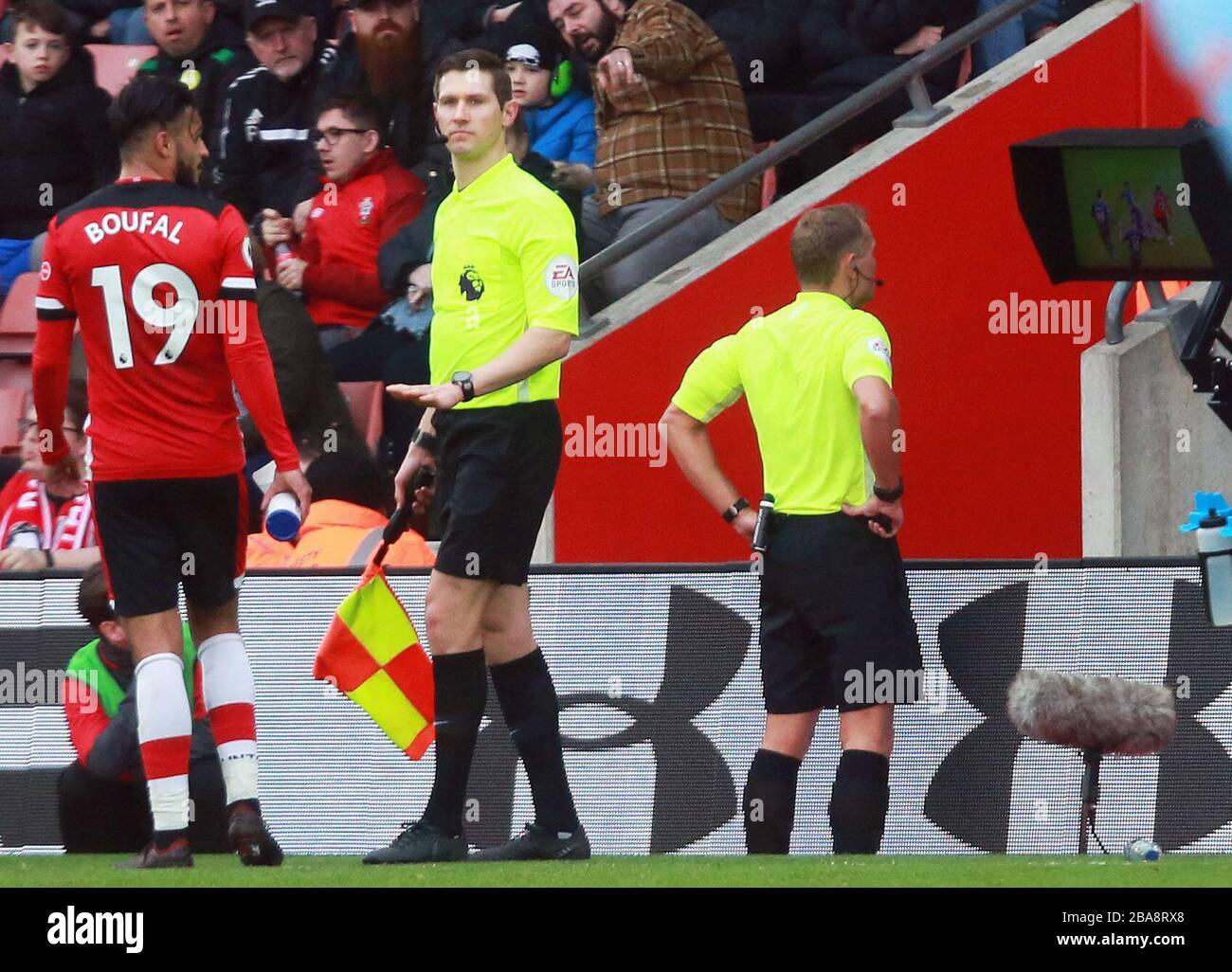 Schiedsrichter Graham Scott überprüft den VAR Pitch Side Monitor auf eine mögliche Entscheidung mit roter Karte über Moussa Djenepo des FC Southampton Stockfoto