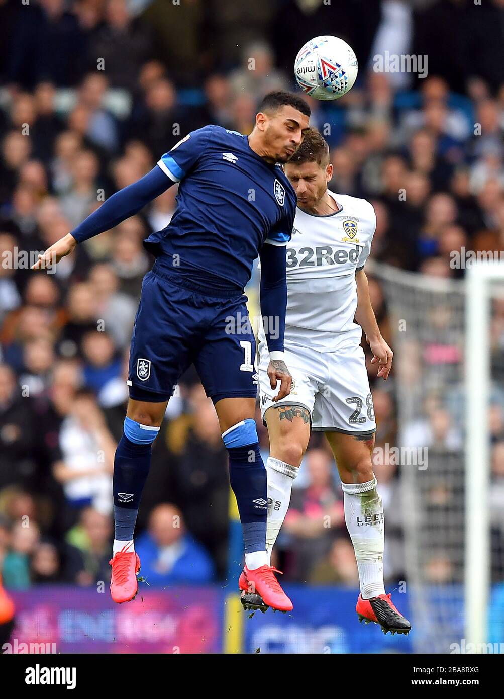 Gaetano Berardi (rechts) von Leeds United kämpft mit Karlan Grant von Huddersfield Town Stockfoto