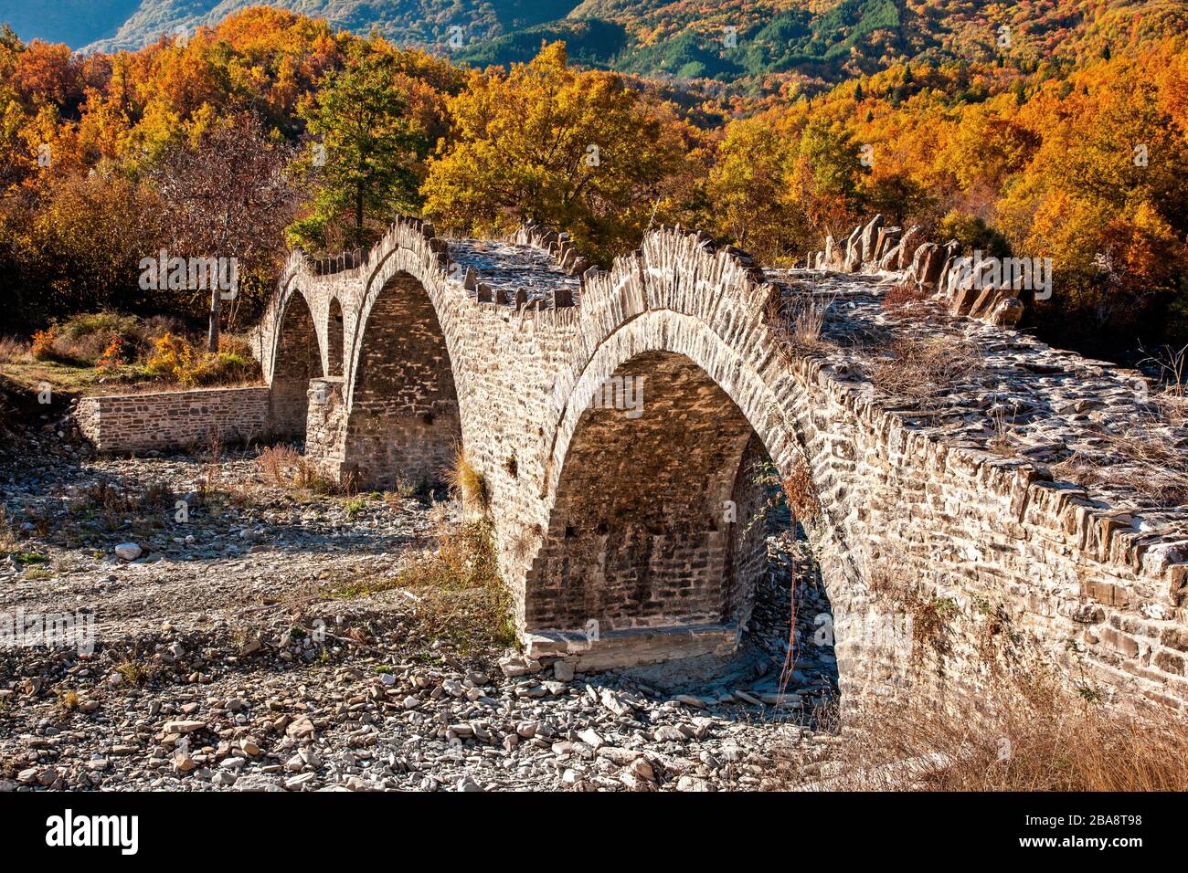 Die alte Bogenbrücke aus Stein von Kaloutas (erbaut im Jahre 1812), Zagori-Region, Ioannina, Epirus, Griechenland. Stockfoto