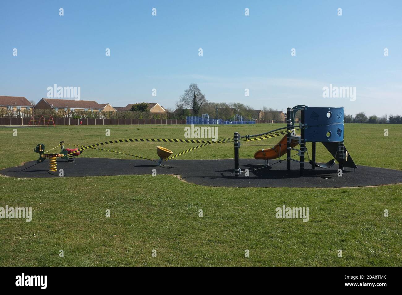 Ein geschlossener Spielplatz, der mit Warnband bedeckt ist, um die Pandemie des Coronavirus im März 2020 zu verhindern. Stockfoto