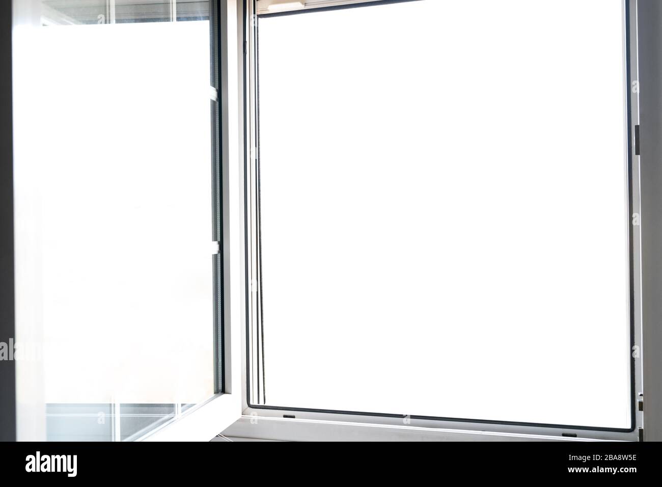 Fenster mit weißem Hintergrund öffnen. Zimmerfenster Stockfoto