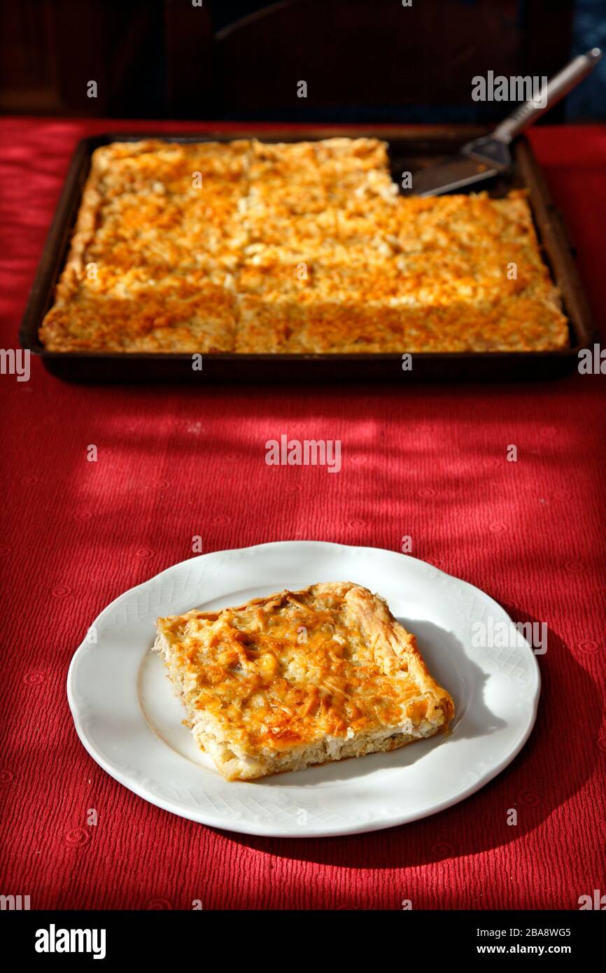 Traditionelle Hühnerkuchen aus dem Dorf Syrrako, Tzoumerka bergig, Ioannina, Epirus, Griechenland. Es ist eine typische Platte in der gesamten Region von Epirus Stockfoto