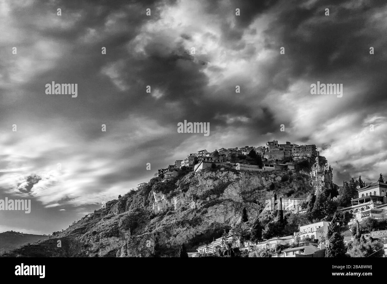 Atemberaubender Blick auf das sizilianische Dorf Castelmola von Taormina aus, in der Provinz Messina, Sizilien, Italien, in Schwarzweiß Stockfoto