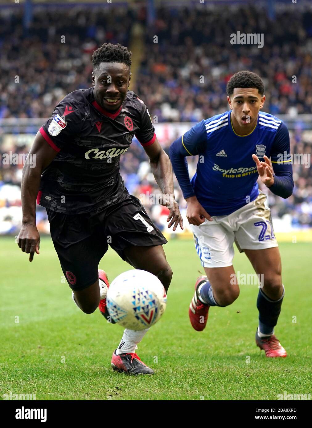 Andy Yiadom von Reading kämpft mit Jude Bellingham von Birmingham City während der von Birmingham City und Reading's um den Ball Stockfoto